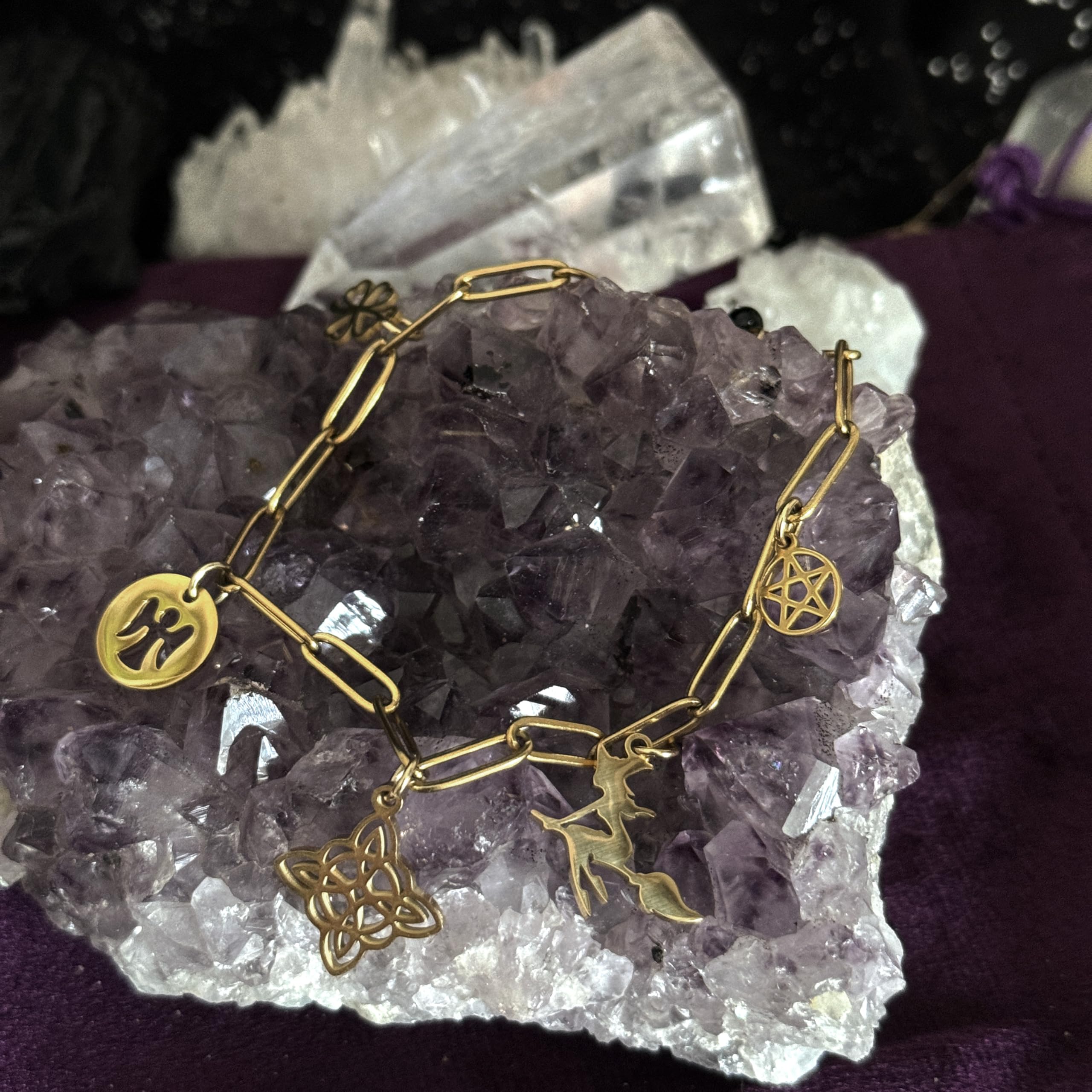 Simboliks Pulsera Protección Malas Energías - Acero Inoxidable Dorado con Ónix - Amuleto Bruja: Nudo de Bruja, Pentáculo, Ángel de la Guarda, Trébol de la Suerte - Contra Mal de Ojo y Hechizos