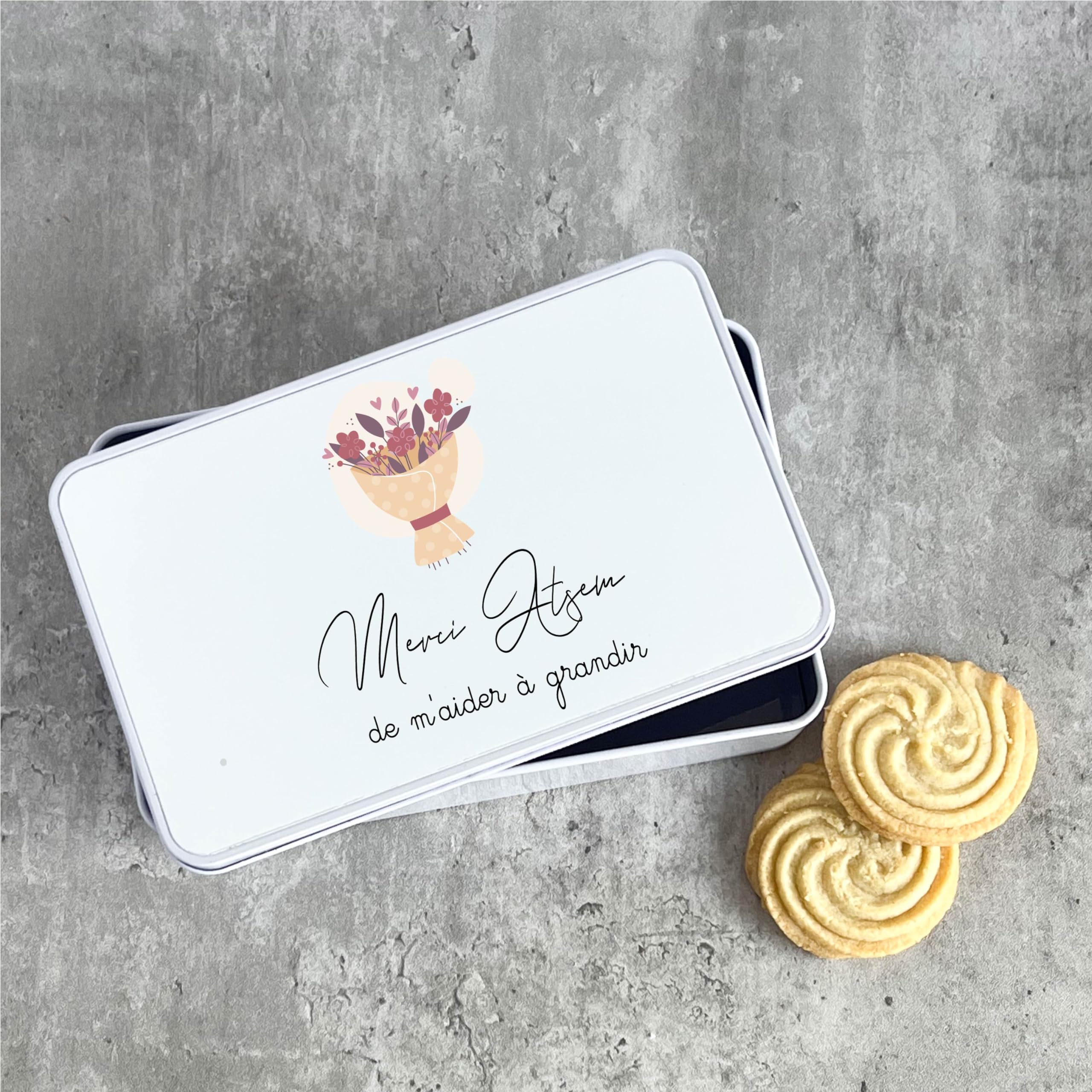 Boîte à Biscuits en Aluminium 18x10 cm – Merci ATSEM de m’aider à Grandir – Personnalisable avec Prénom – Texte Modifiable – Cadeau Fin d’Année Scolaire