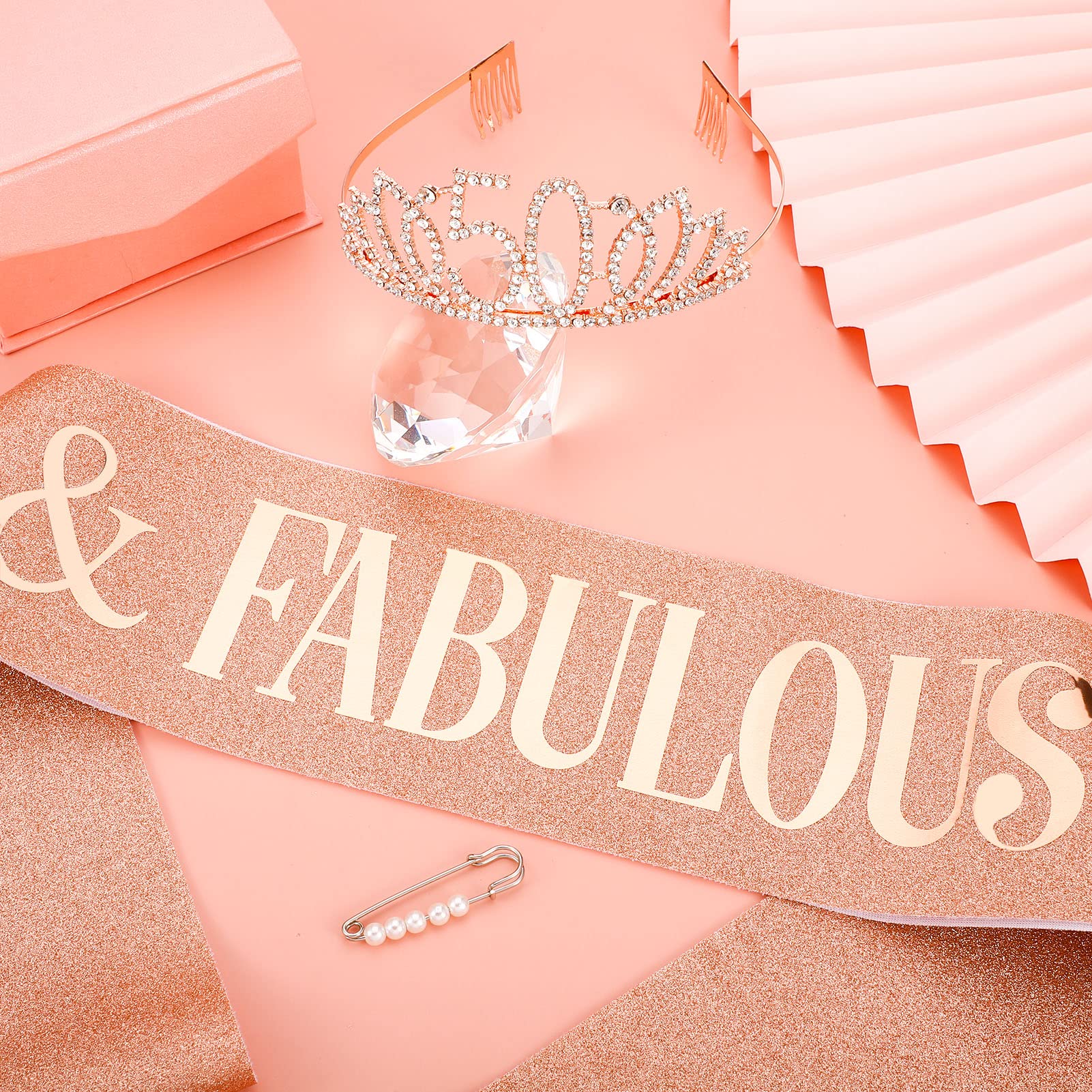 Rosa 50. Geburtstag Dekoration Set – Schärpe & Krone Mit „50 And Fabulous“ Für Frauen, Inkl. Perlennadel