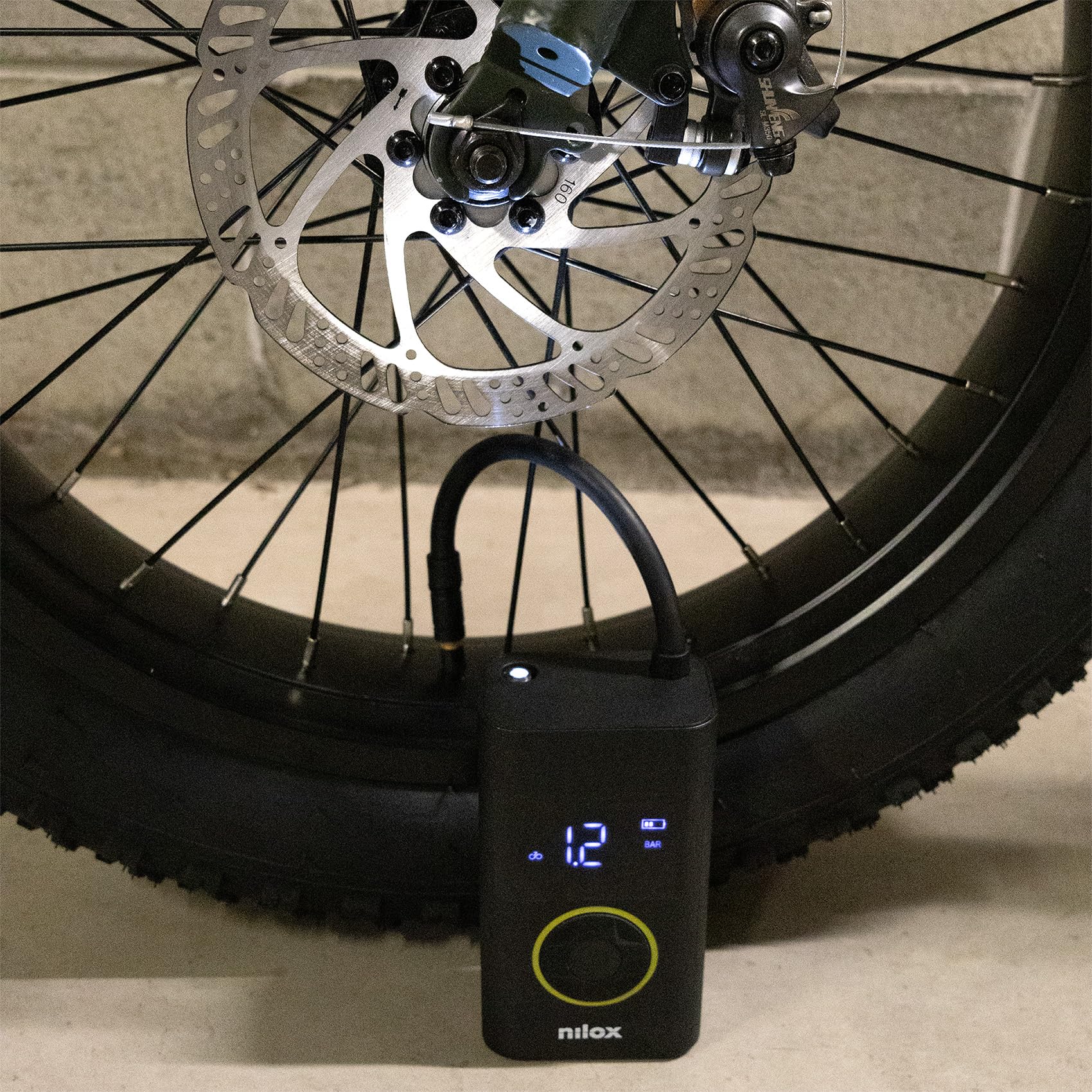 Nilox Mini Compressore Portatile con batteria 4000 mAh, Compressore Aria Portatile Auto, Bici, Moto, Scooter e Palloni, con schermo LCD e torcia LED, pressione 150 psi