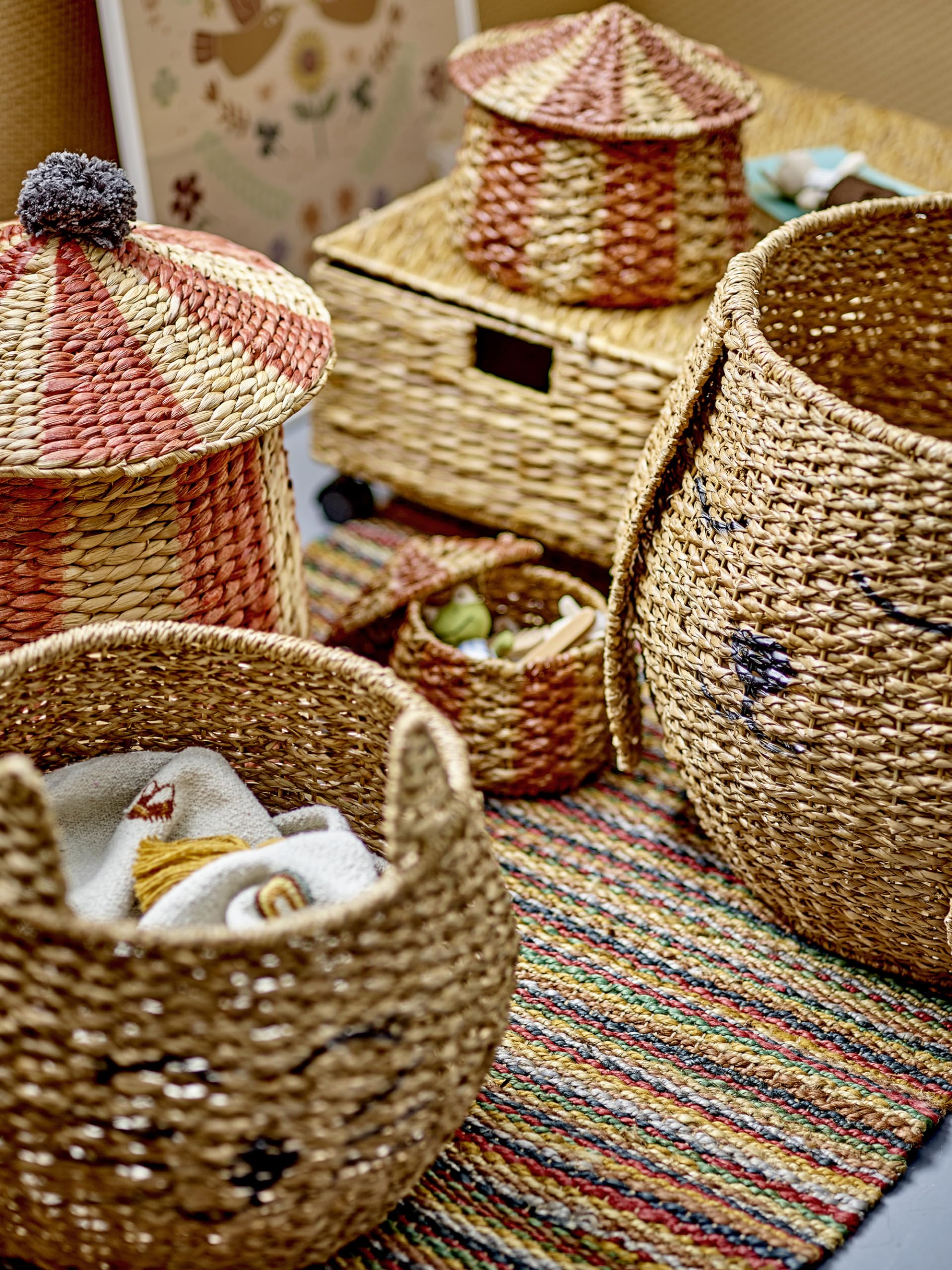 Bloomingville Mini Birsen Korb mit Deckel aus Wasserhyazinthe hergestellt, in der Farbe: Rot, Maße: 40 x 40 cm, 82054111