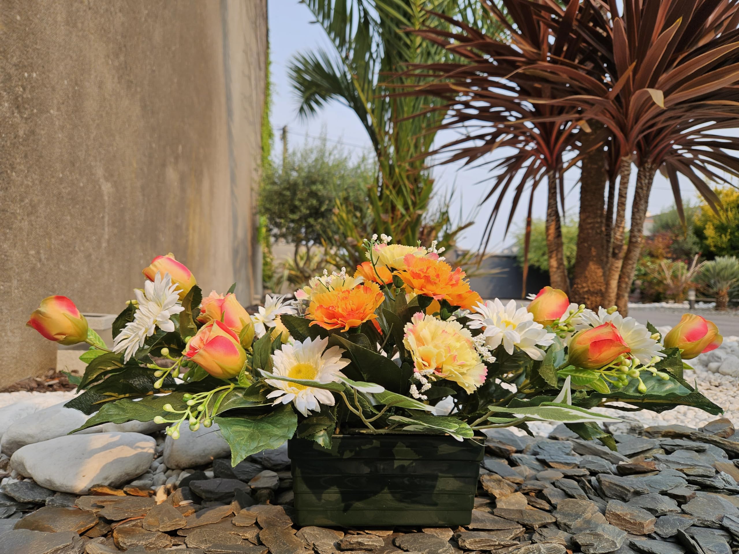 Composition de Fleurs Artificielles Lesté Ciment pour Une Parfaite Tenu à L' Extérieur. Réalisé par Nos Soins. Fleurs de Qualité.