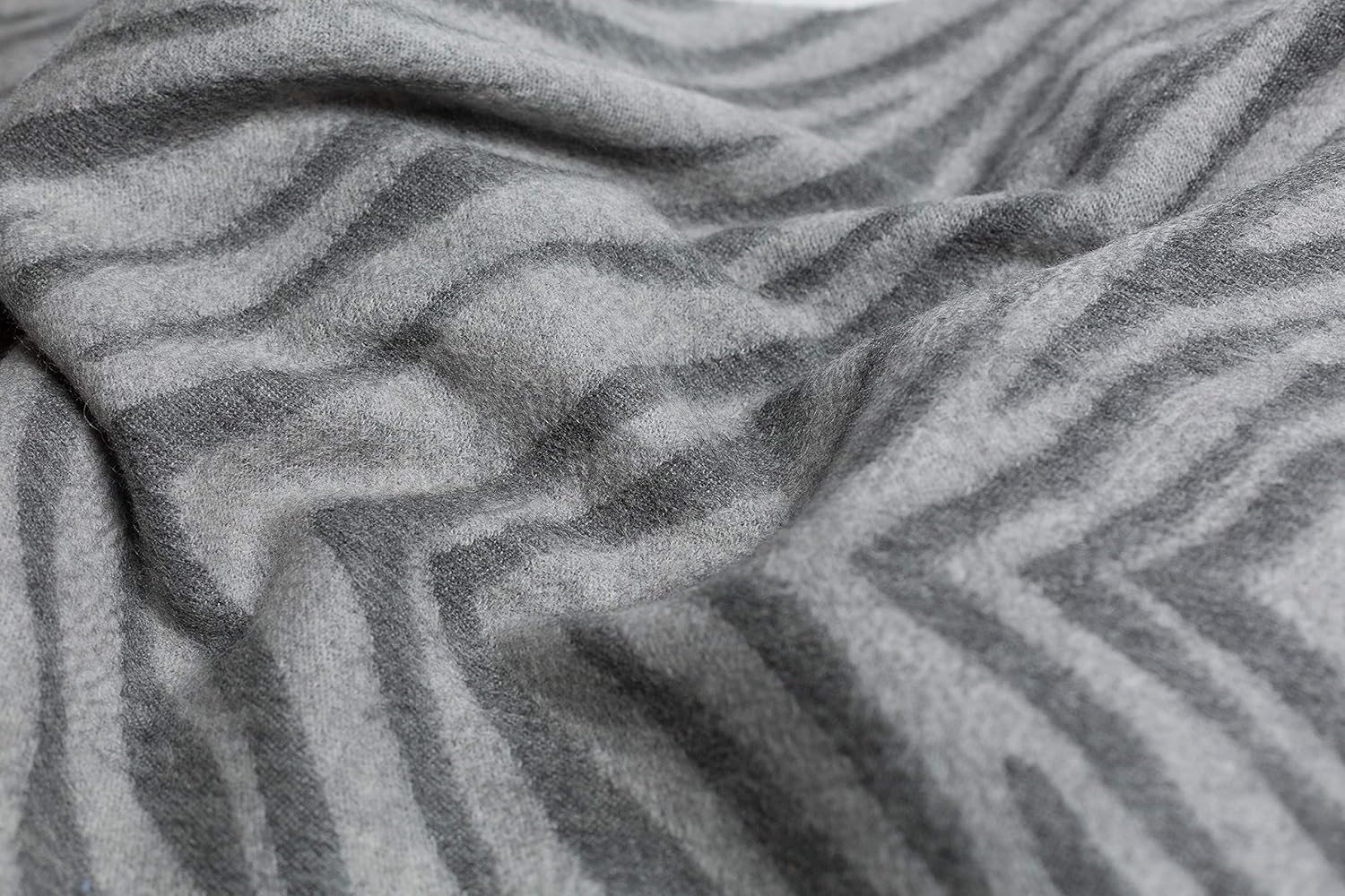 JENNIE LIU Women's 72" x 30" Large 100% Cashmere Zebra Jacquard Shawl
