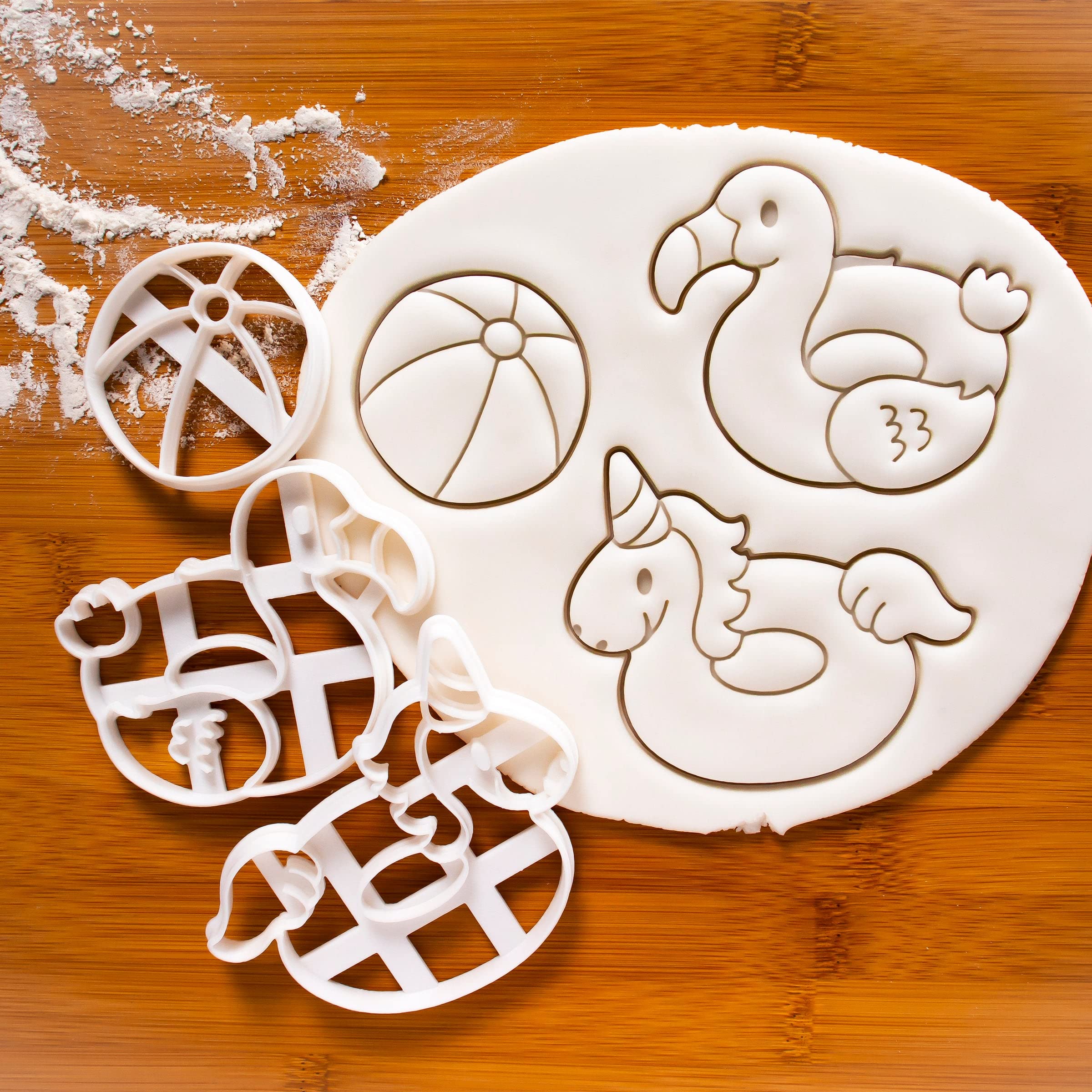 ensemble de 3 emporte-pièces à la piscine (motifs: ballon de plage, flotteur flamant rose et flotteur licorne), 3 pièces