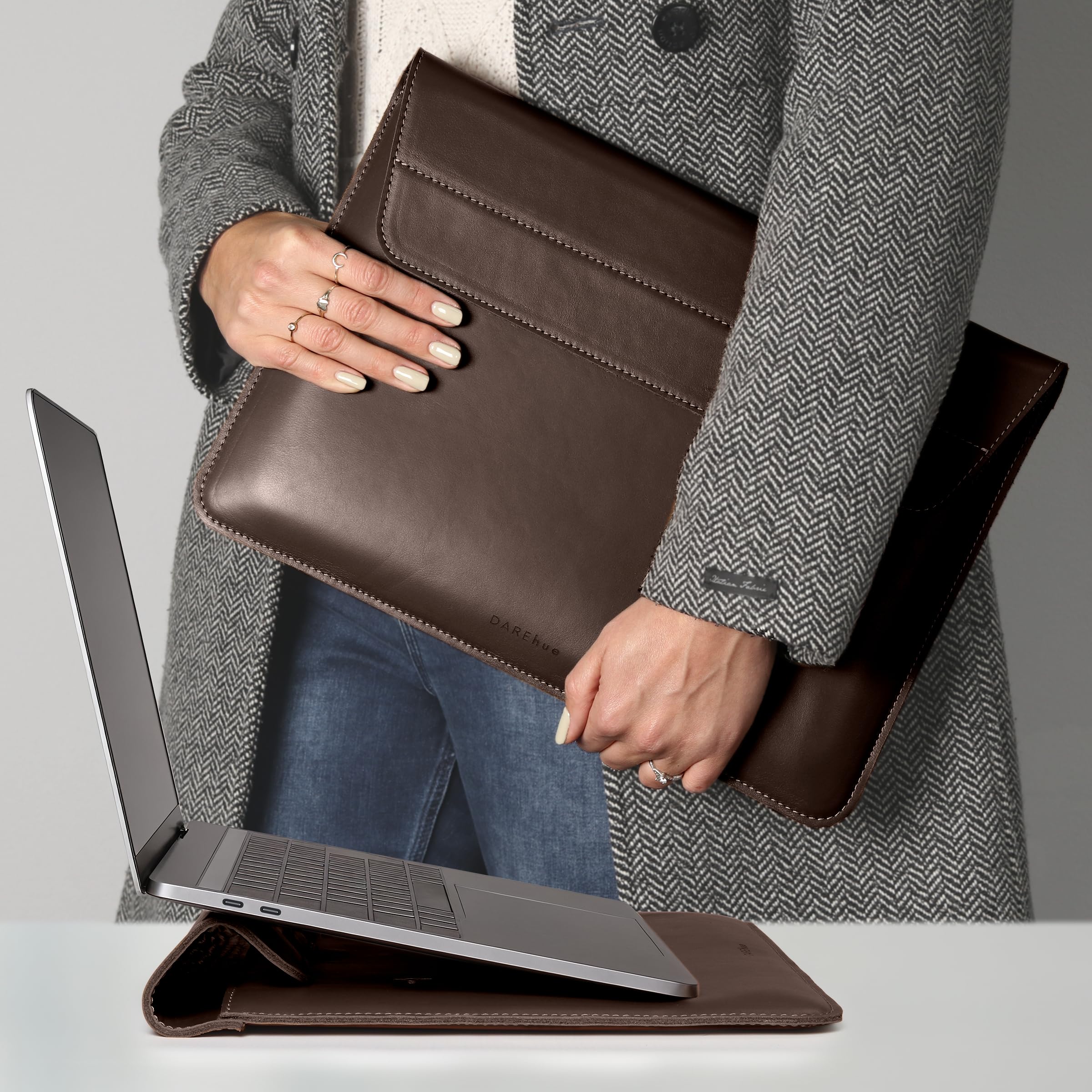 Funda de piel auténtica de grano completo para laptop de 13, 14, 15 y 16 pulgadas, con soporte integrado y acolchado (para MacBook Air/Pro y otros portátiles de 13.3/13.6/14.2/15.6 pulgadas