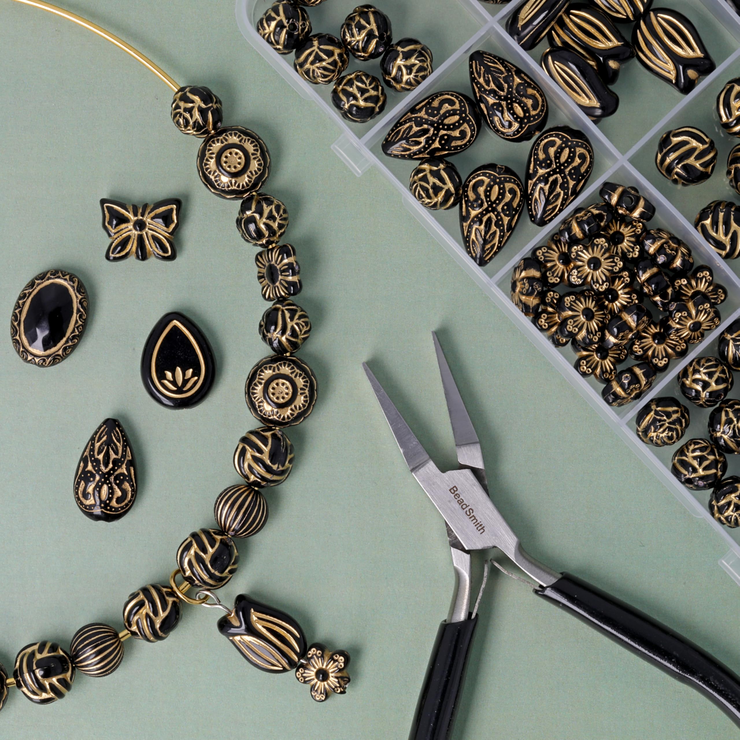 The Beadsmith Zestaw koralików akrylowych – czarny, imitacja złota, ok. 213 szt., 13 kształtów (8,9–18,2 mm), zestaw do tworzenia biżuterii i bransoletek