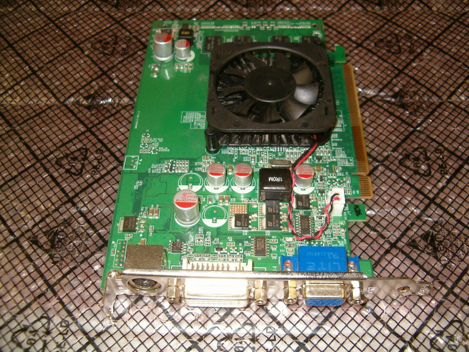 Amazon.com: EVGA 512-P2-N738-LR GeForce 8400 GS 512MB DDR2 PCI