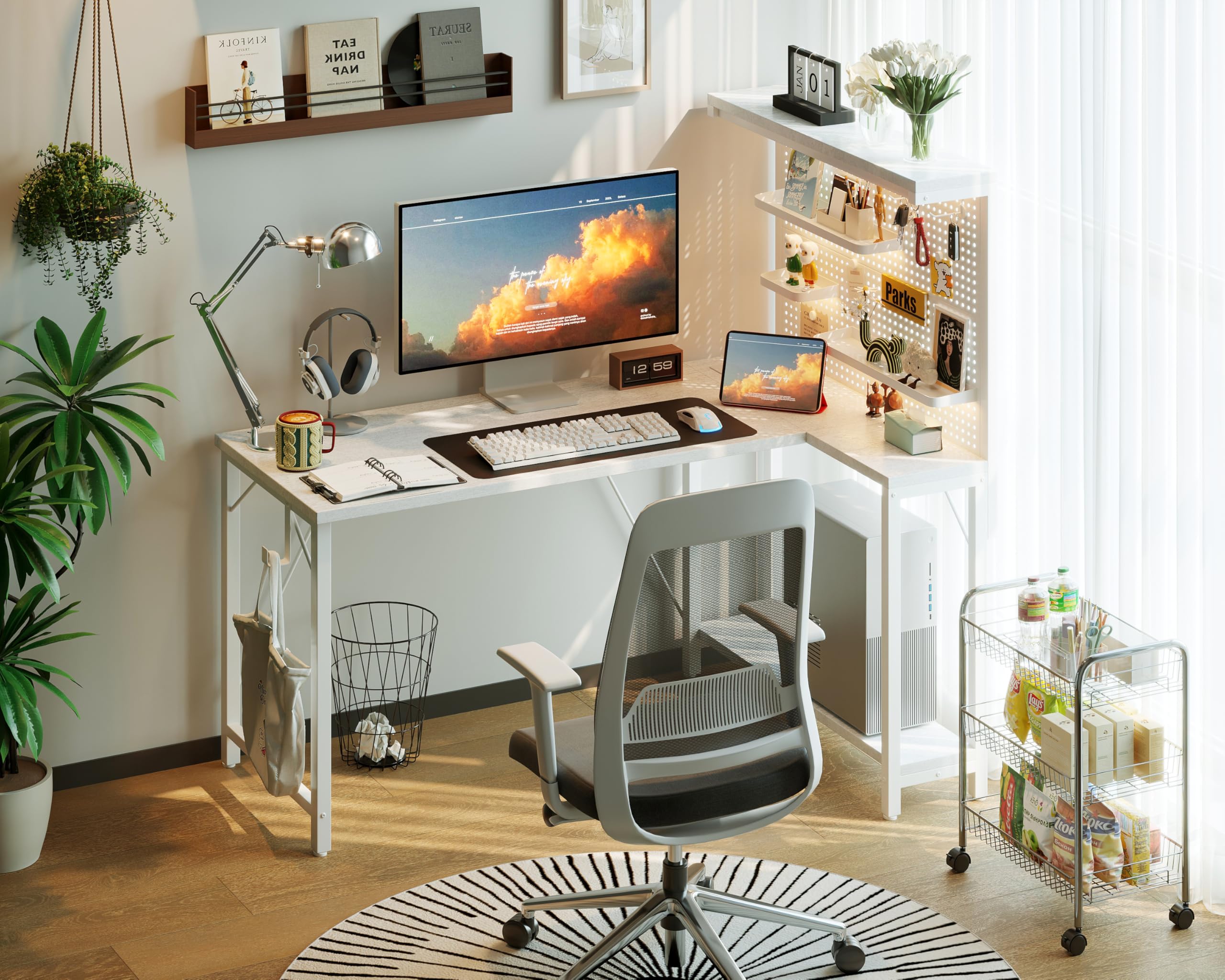120 * 80cm L-förmiger Table Gaming avec Panneau Perforé et Étagères, Bureau d'angle avec Prise, Réversible Bureau avec 3 Détachables Étagères pour Domicile et Chambre, Blanc