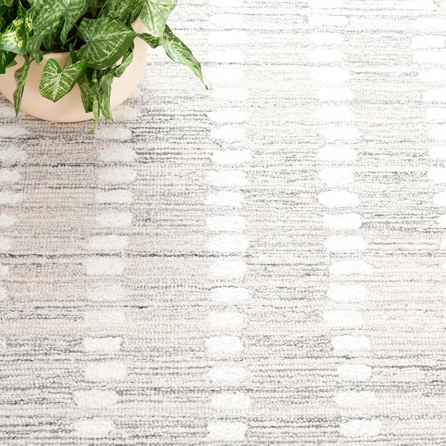 SAFAVIEH Abstract Collection Area Rug - 6' x 9', Silver & Ivory, Geometric Design, Handmade Wool Blend, Ideal for The Living Room, Bedroom, Dining Room (ABT498G-6)