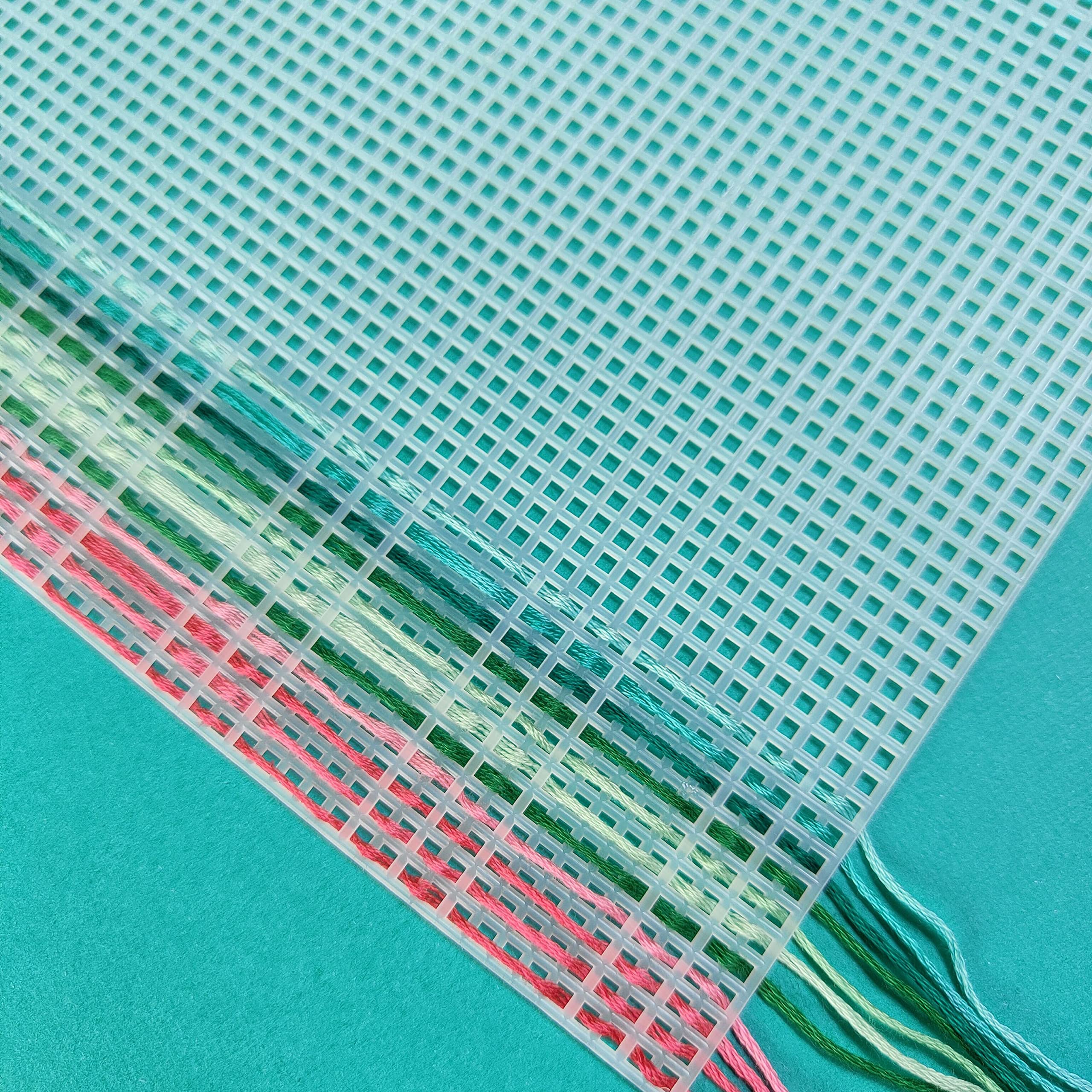 Vaessen Creative Cañamazo Plástico, 7 ct, Hojas de Malla Flexible para Manualidades, Bordado y Punto de Cruz, 12 Unidades, 26x34cm, Transparente