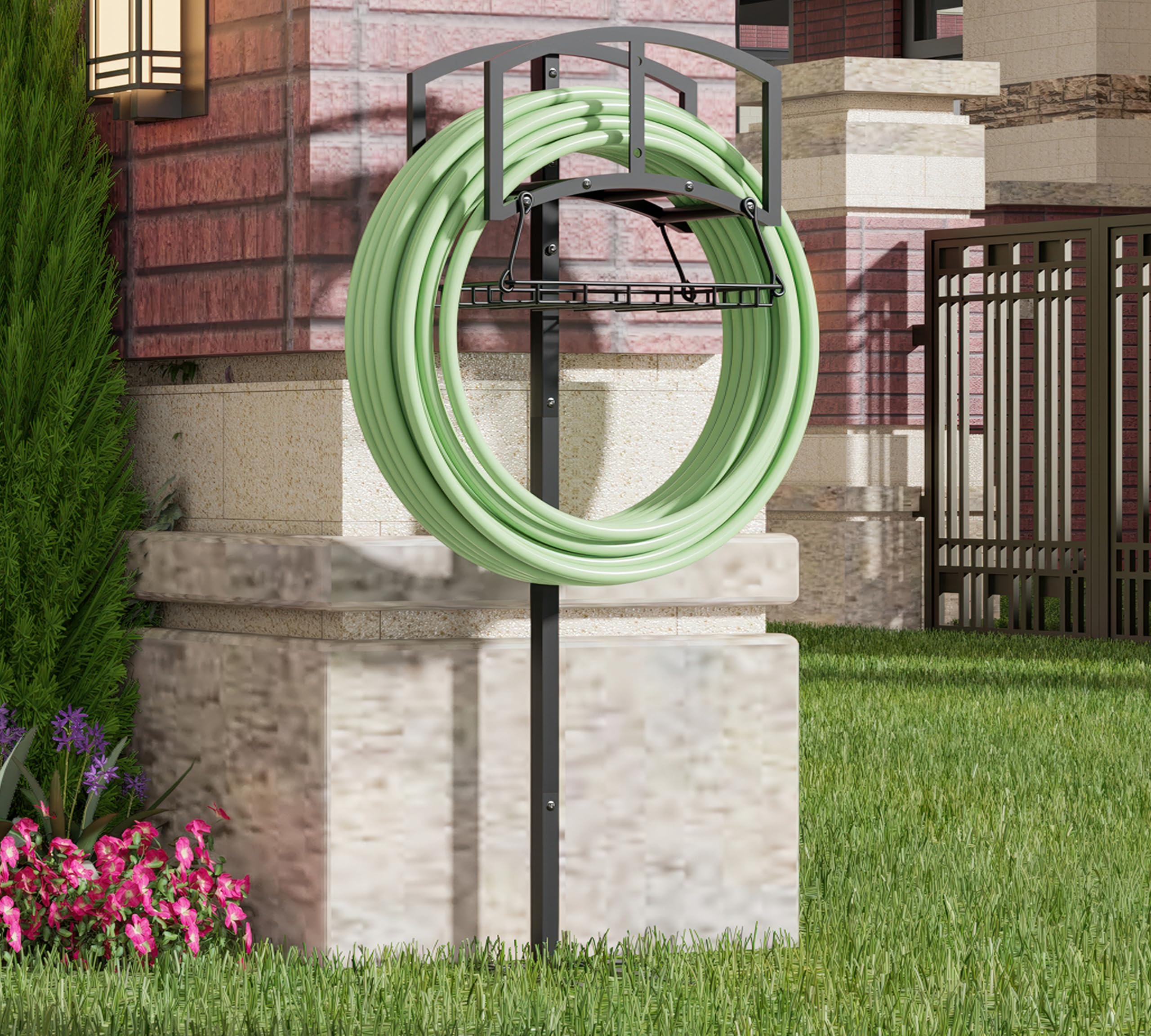 Soporte para manguera de jardín con cesta de almacenamiento, organizador de manguera independiente resistente, recubierto de polvo negro, diseño desmontable con capacidad para manguera de 150