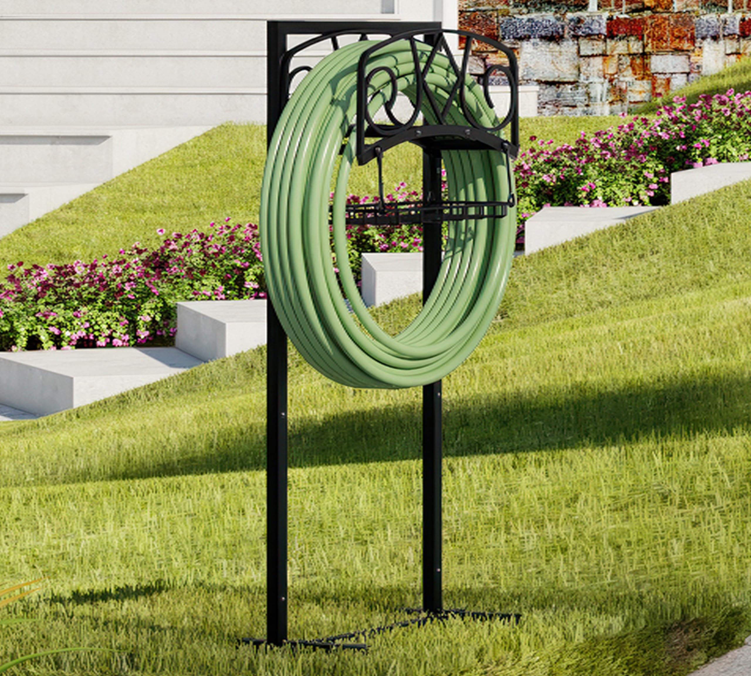 Organizer autoportante per tubo da giardino con finitura verniciata a polvere nera, supporto per tubo rimovibile resistente, contiene tubo da 150 m, include cestino portaoggetti e strumenti
