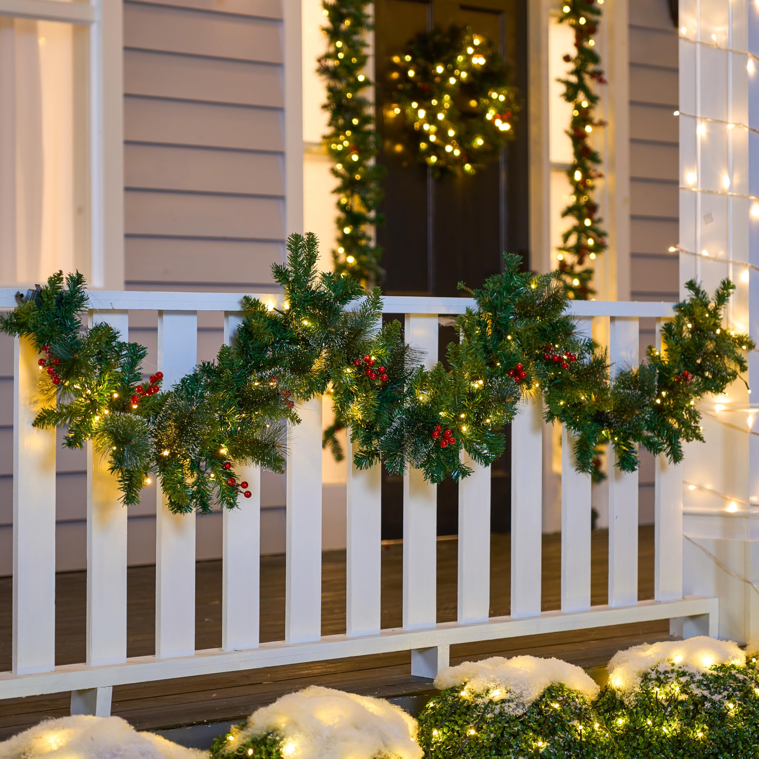 Joyin Künstliche Weihnachtsgirlande Carolina-Kiefer, 2,7 m x 25,4 cm Prelit Christmas Garland with 50 Warm White Lights & red Berries, Artificial Garland for Christmas Holiday Season Decorations