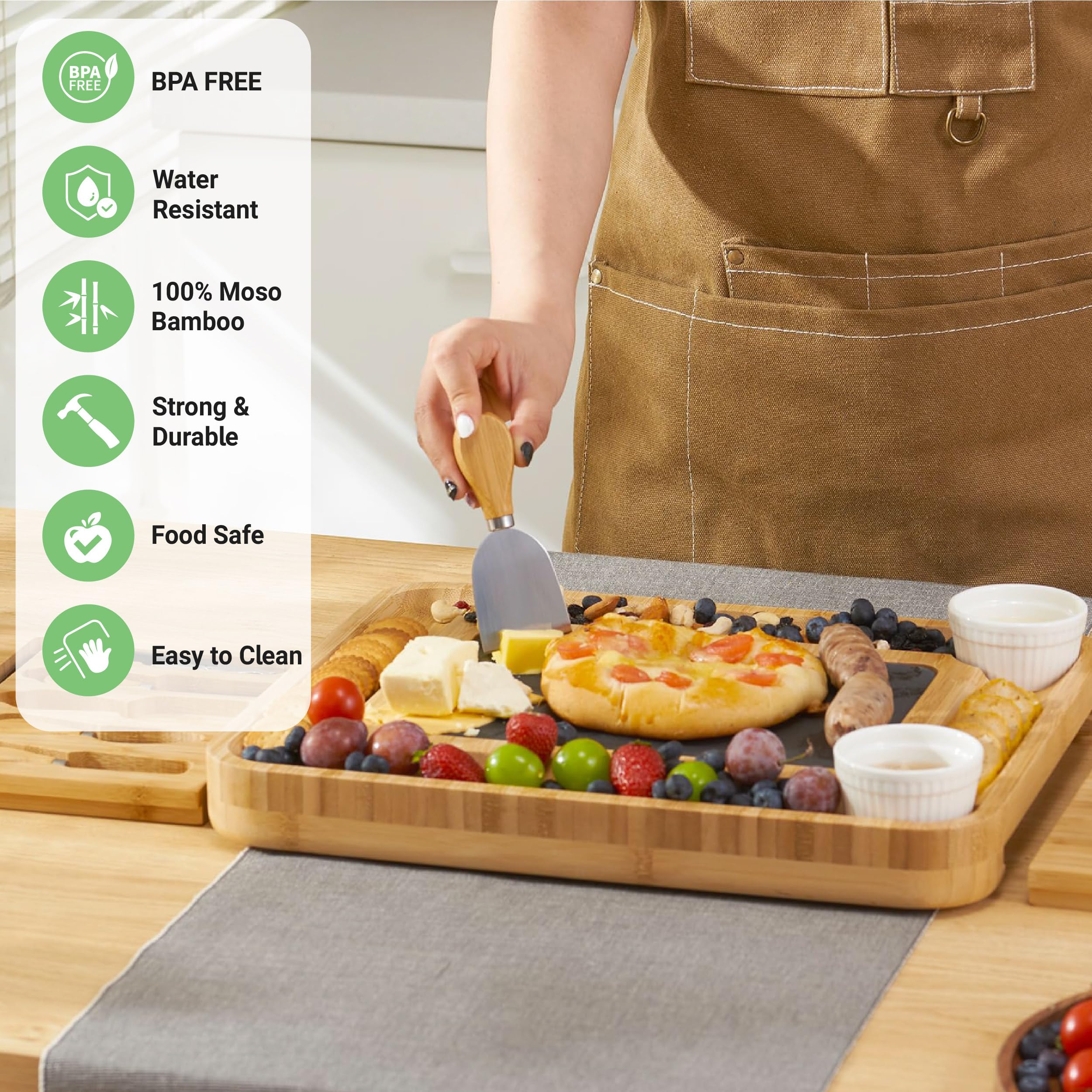 Plateau à fromages en bambou gravé personnalisé avec boîte extensible, 4 couteaux en acier inoxydable et ardoise noire, cadeaux de fête des mères pour maman, mariage, enterrement de vie de jeune fille