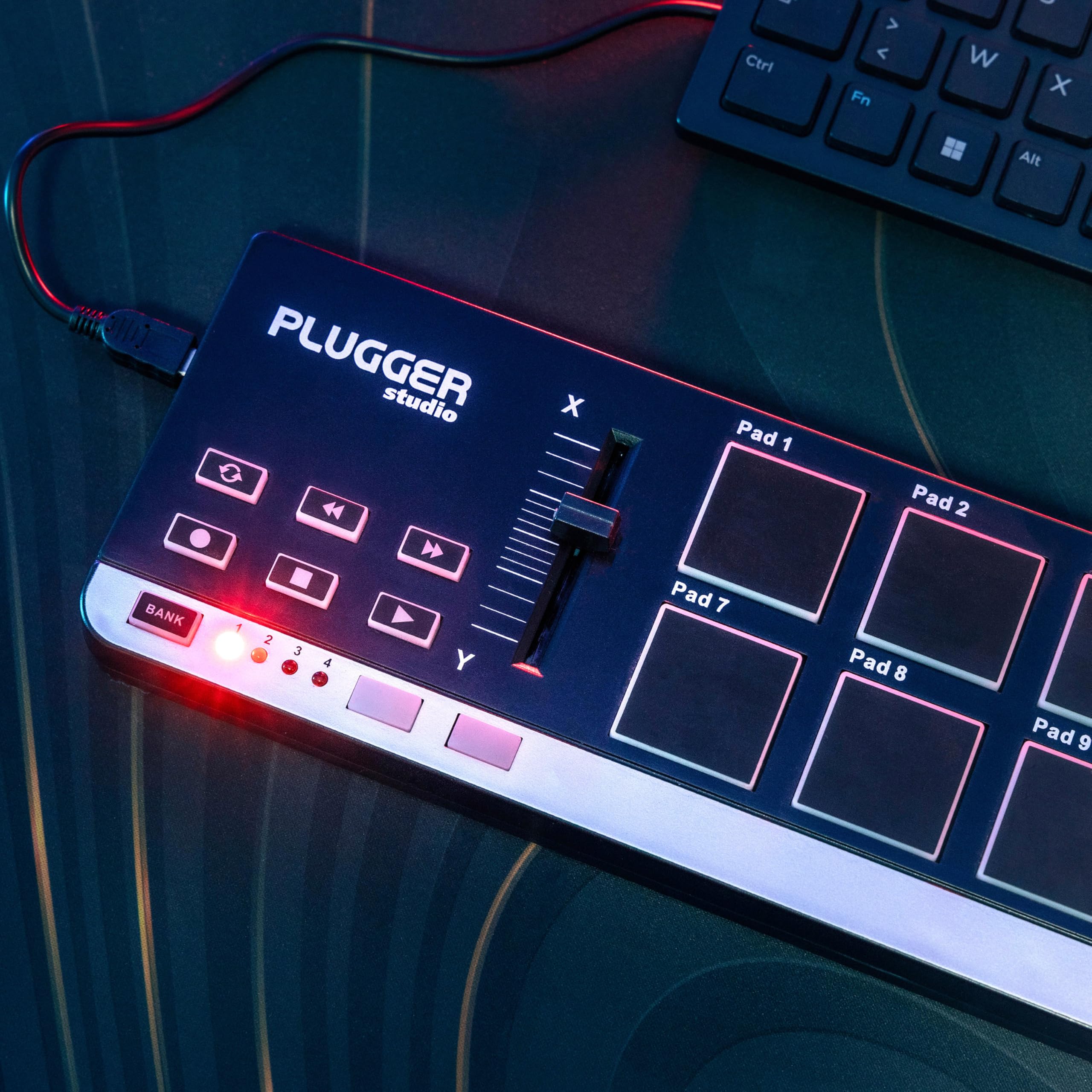 Plugger Studio Pocket Pad Contrôleur MIDI USB ultra compact pour ordinateur PC et Mac. 12 pads sensibles à la vélocité. Compatible avec tous les logiciels MAO DAW DJ Plug-ins Instruments virtuels.