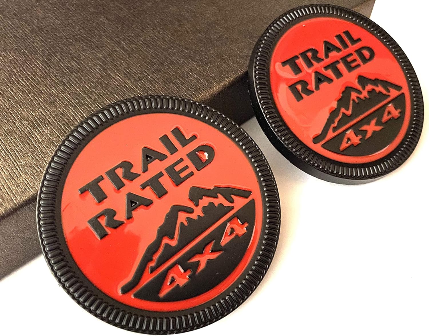 Amazon Tera ２枚セット Jeep ジープ Trail Rated 4 4 バッジ ロゴ エンブレム カーエンブレム 赤 ステッカー デカール 車 バイク