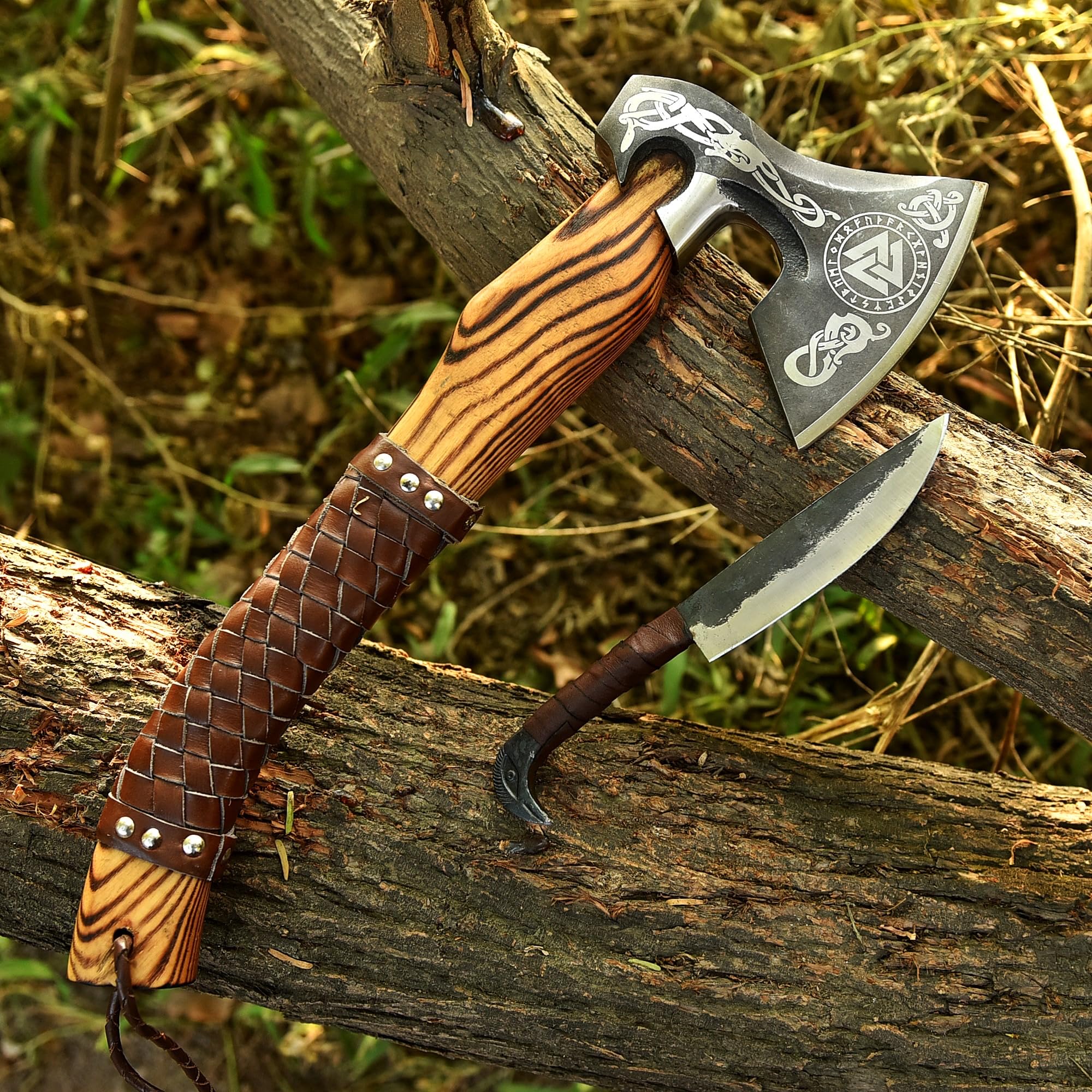 Hacha vikinga - Hacha hecha a mano 2 en 1 y cuchillo de cabeza de gallo. Mango de 48 cm de madera de arce. Hoja afilada de acero al carbono 1095 con funda de cuero