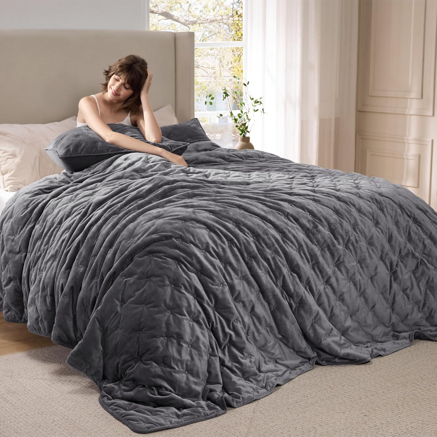 Bedsure Velvet Fleece Comforter Set Queen, Dark Grey Lightweight Quilted Bedding Set, Soft Warm Blanket for All Season, 3 Pieces, 1 Comforter (90" x 90") and 2 Pillow Shams (20" x 26")