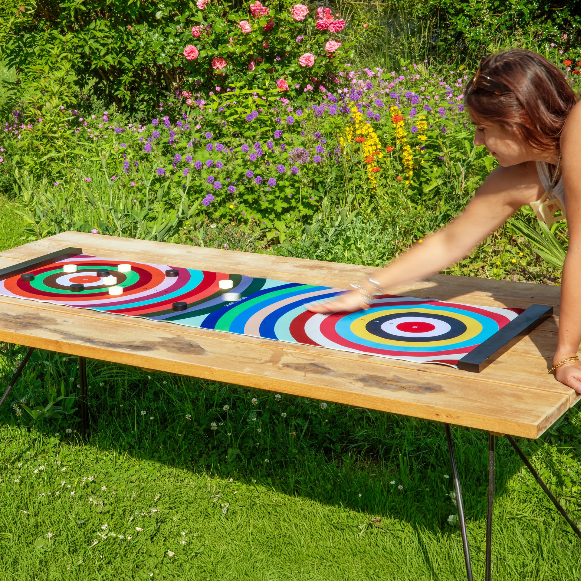 Remember Colour Curling | The Colourful Slide Game mit großer Spielmatte 150x50cm aus Neopren | 18 Spielsteine aus Holz | Baumwollbeutel für Transport | 2-8 Spieler | ab 6 Jahren