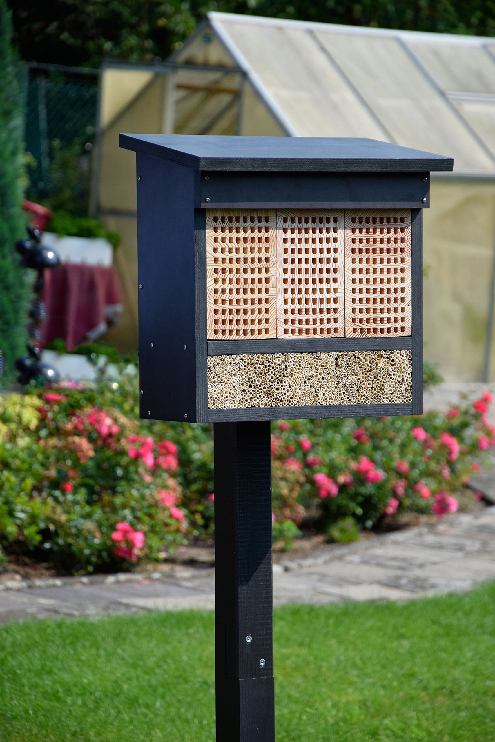 LUXUS-INSEKTENHOTELS 22700e Großes Profi-Wildbienenhotel - Wildbienen-Nisthilfe Holz - Insektenhotel mit Ständer - Wildbienenhaus mit Lärchenholz und Schilf - 42,5 x 18 x 150 cm - Dunkelbraun