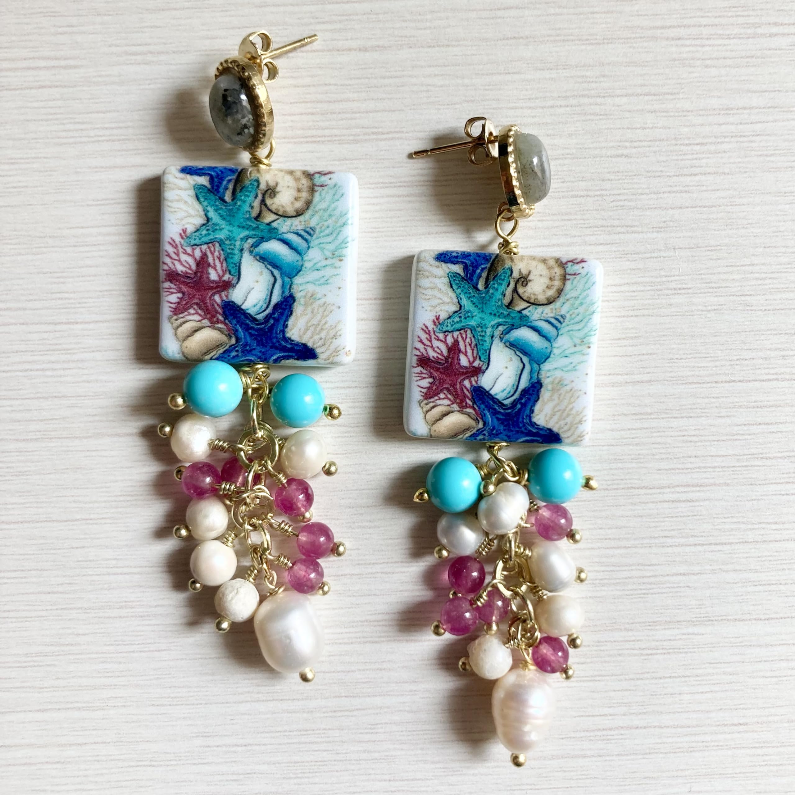 Orecchini in ceramica con fantasia marina e pietre dure