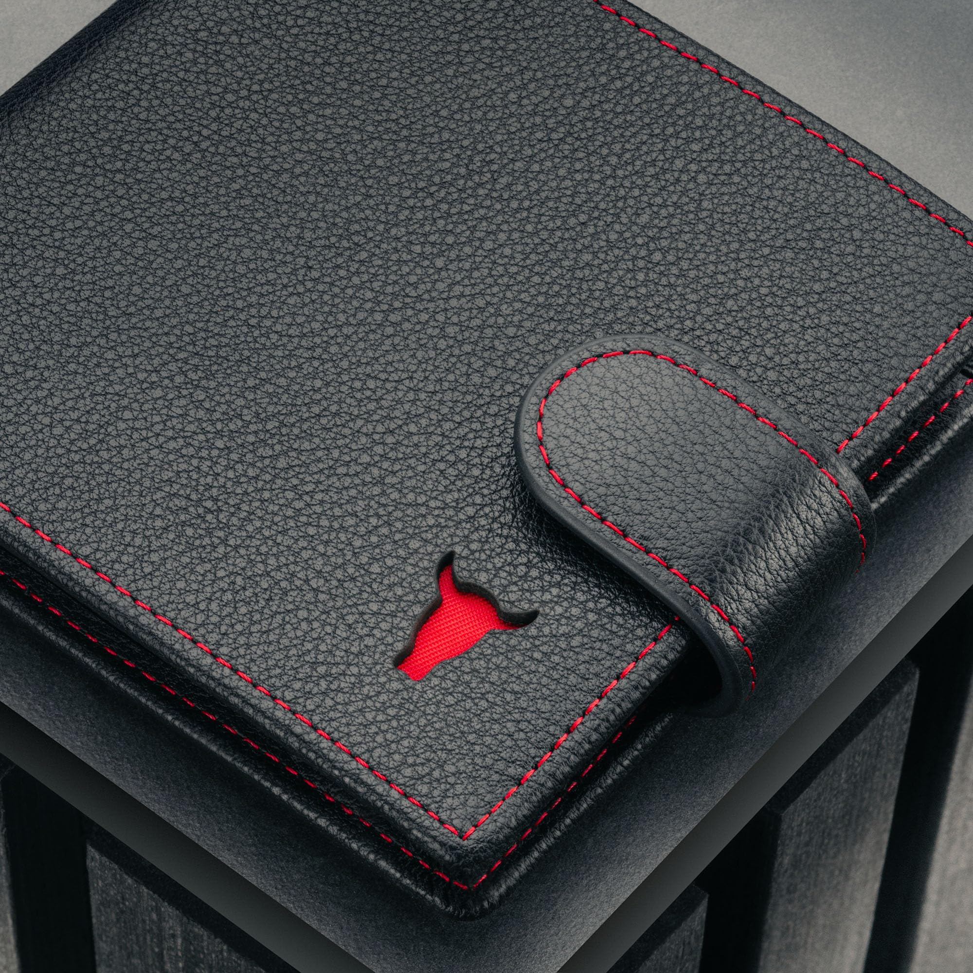 TORRO Cartera clásica de Piel– Cartera Plegable clásica de Piel de Primera Calidad con Ranuras para Tarjetas, Monedero y protección RFID (Negro con Detalles Rojos)