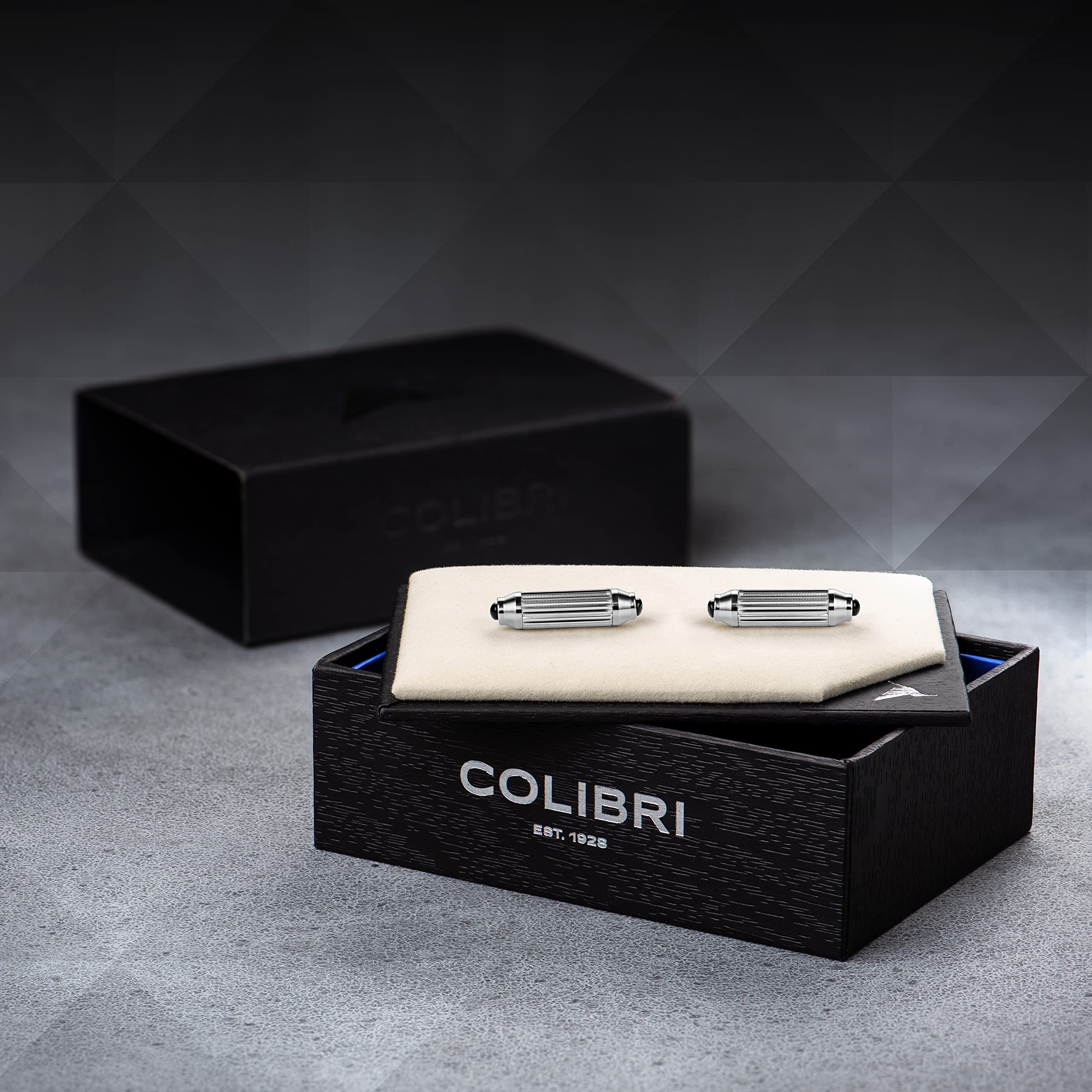 Colibri Targa Manschettenknöpfe für Herren – Designer-Manschettenknöpfe mit Peridot/Onyx-Steineinlagen – drehbarer Walschwanz-Verschluss – polierter Edelstahl – Geschenkbox