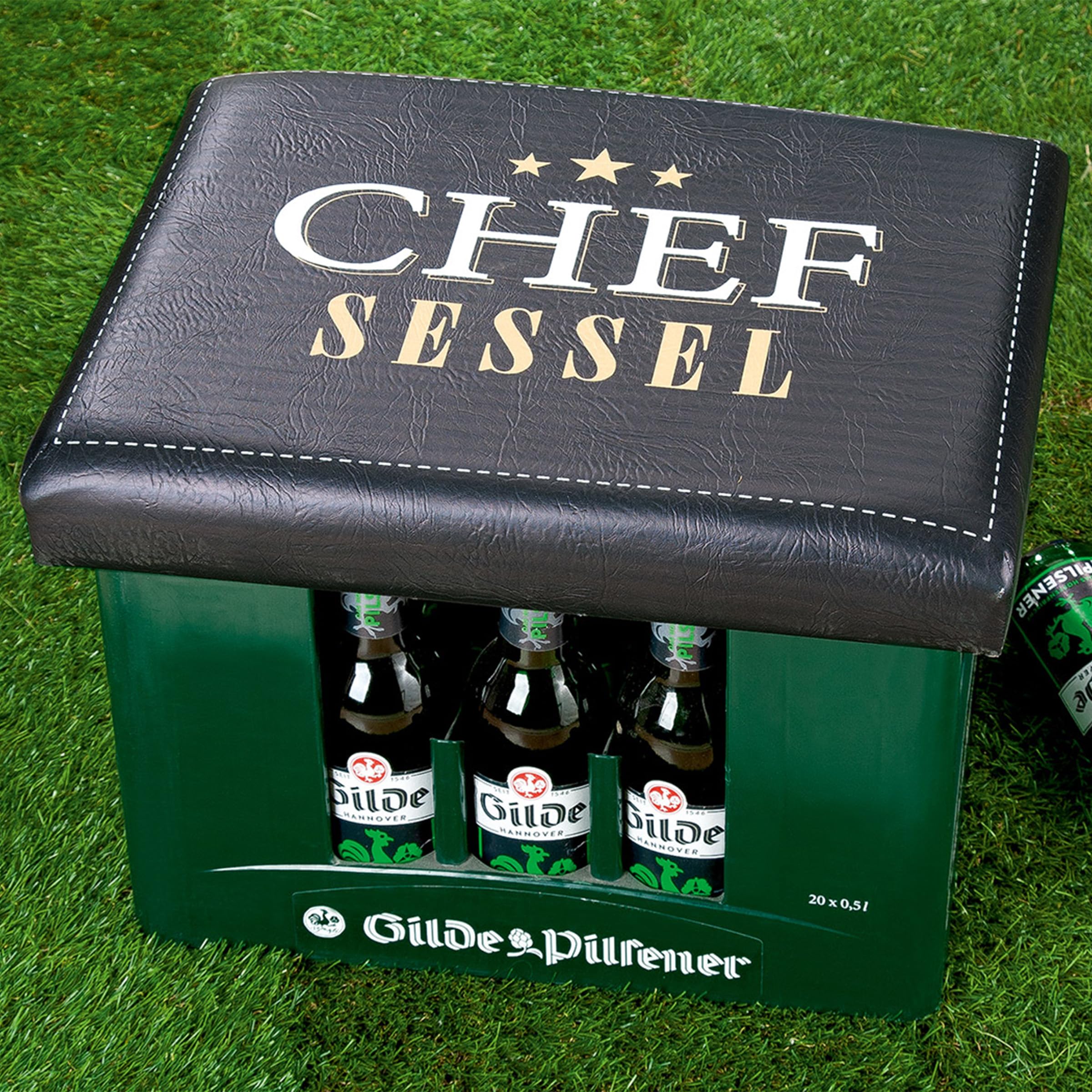 Cult at Home Bierkastensitz Chefsessel - Sitzkissen Bierkiste inkl. Bierdeckel Memospiel - Bierkasten Sitz Bierhocker für Bierkasten Getränkekiste - Geschenkideen für Papa - Geschenk für Männer