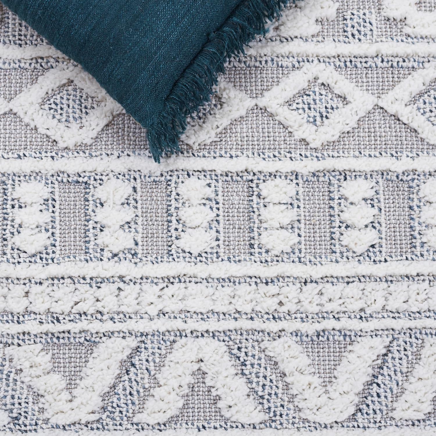 SAFAVIEH Trends Collection Runner Rug - 2'2" x 8', Grey & Ivory, Moroccan Rustic Boho Textured Design, Non-Shedding & Easy Care, Ideal for High Traffic Areas in Living Room, Bedroom (TRD124F)