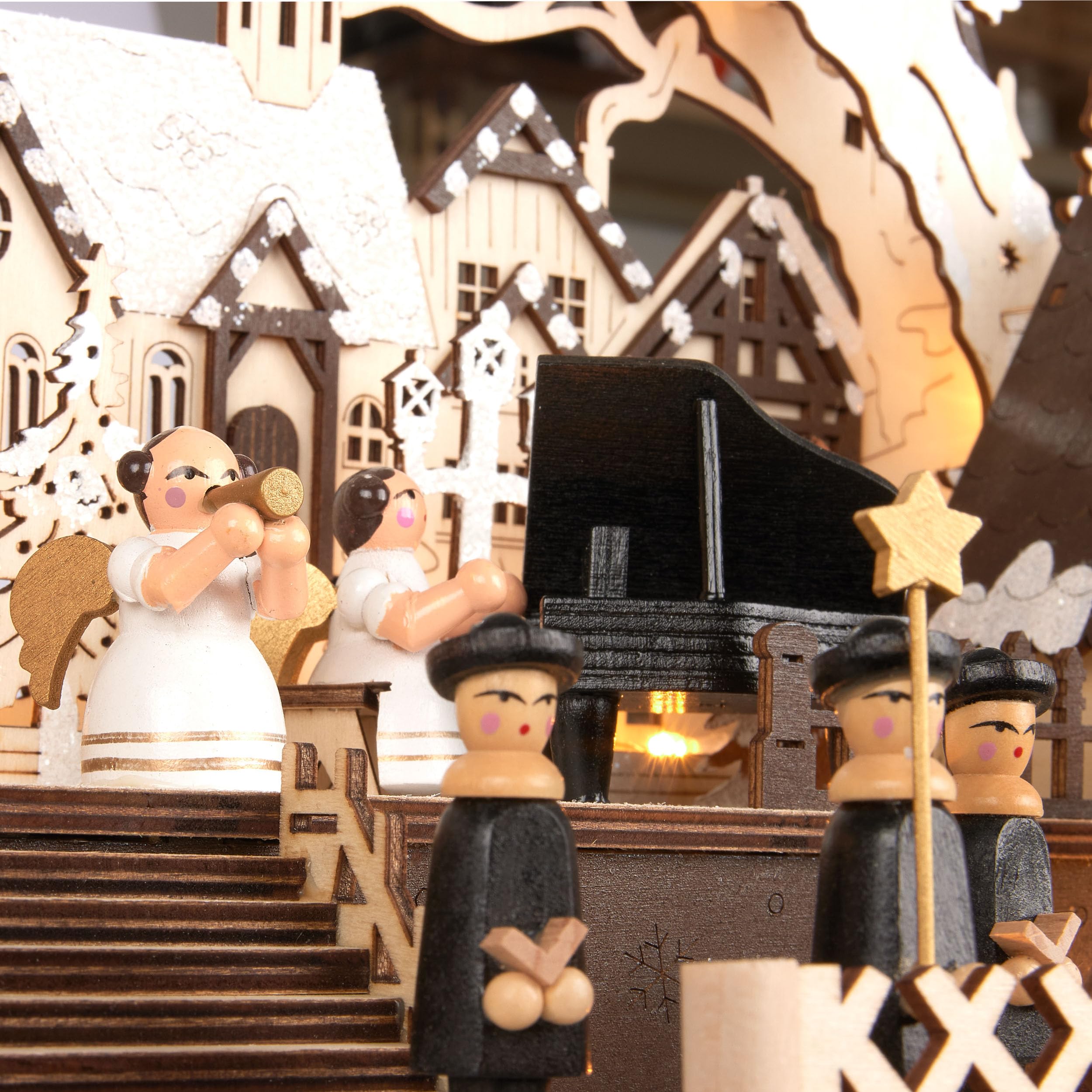 Brubaker 3D Lichterbogen - LED Schwibbogen - Das große Konzert im Weihnachtsdorf 2026 - Weihnachtsbeleuchtung aus Holz Natur - 31 x 45 x 22 cm - Handbemalte Weihnachtsdeko für Tisch & Fensterbank
