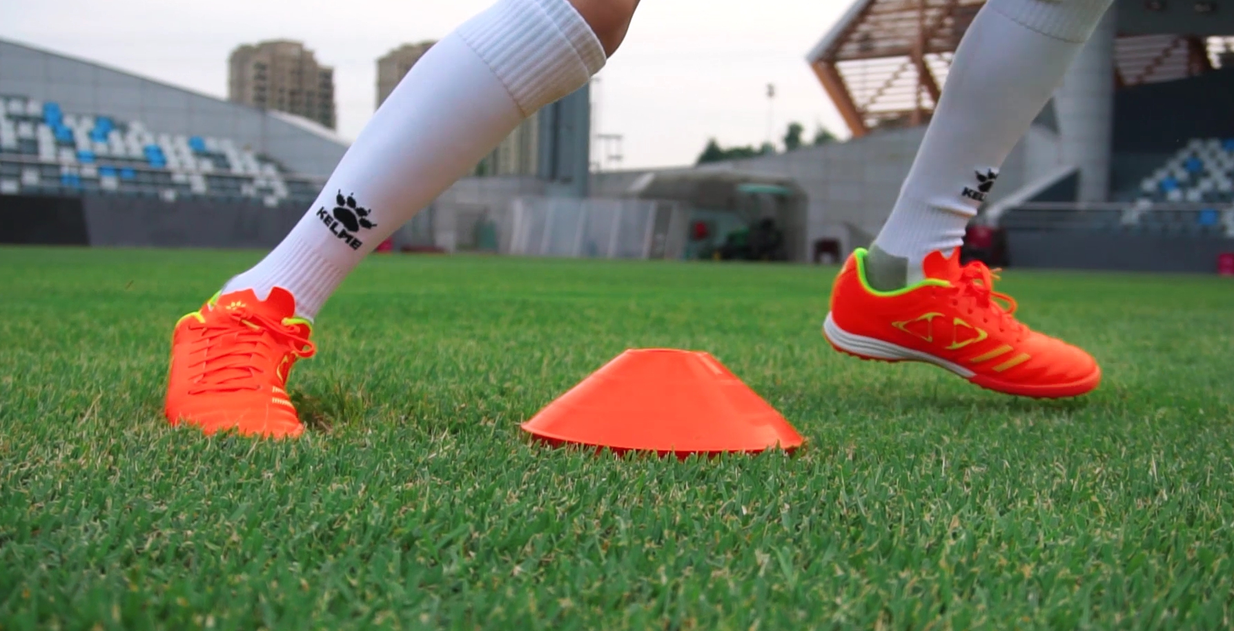 Amazon.com | KELME Kids Indoor Soccer Shoes, Youth Futsal Turf