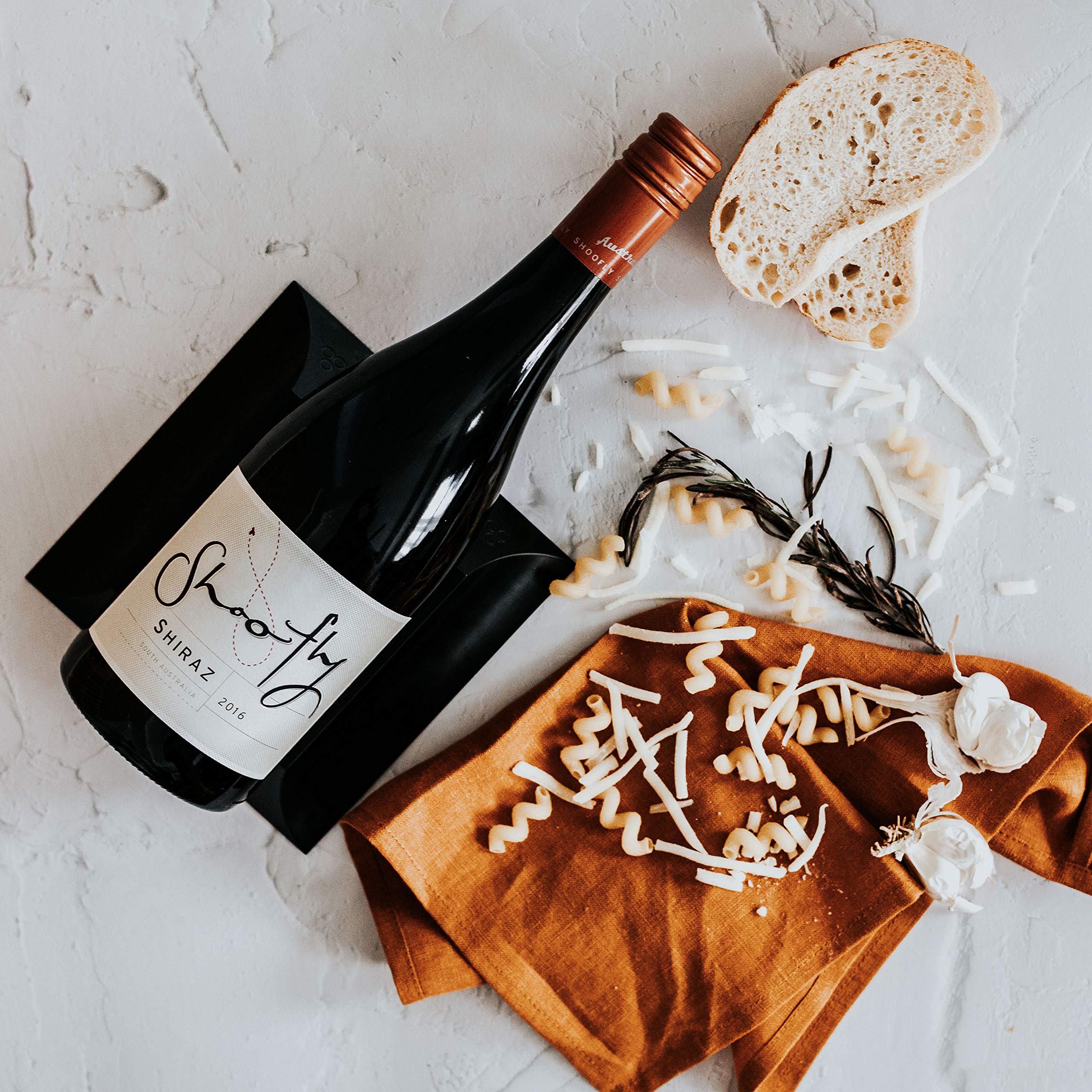 El estante de vino de metal compacto que es el regalo perfecto para los amantes del vino (negro azabache) 7