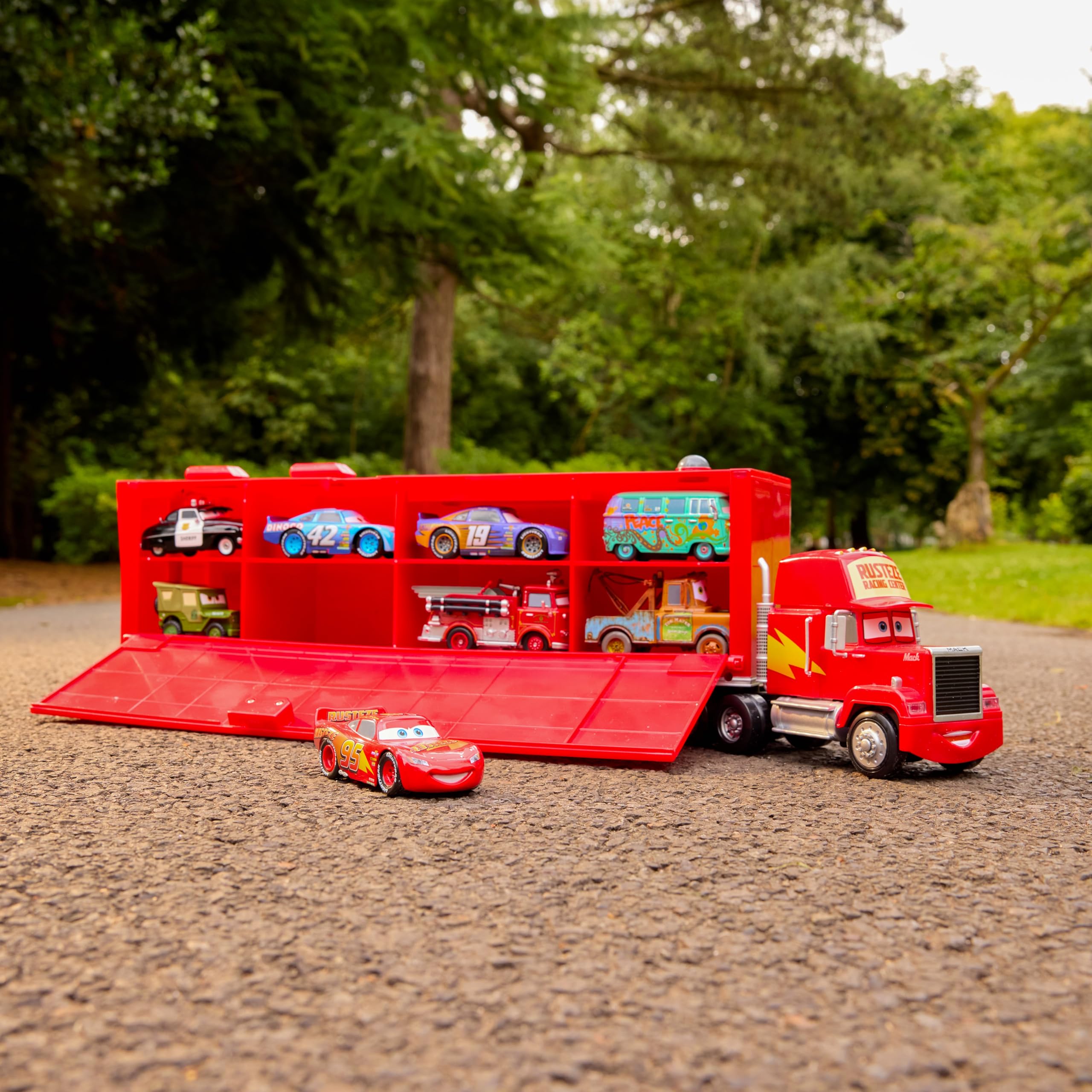 Disney Store Set da Gioco Mack Hauler, Pixar Cars, 9 Pezzi, Set di automobiline con Il trasportatore Mack e 8 Veicoli a retrocarica, Saetta McQueen, Cricchetto e Altri, Adatto dai 3 Anni in su