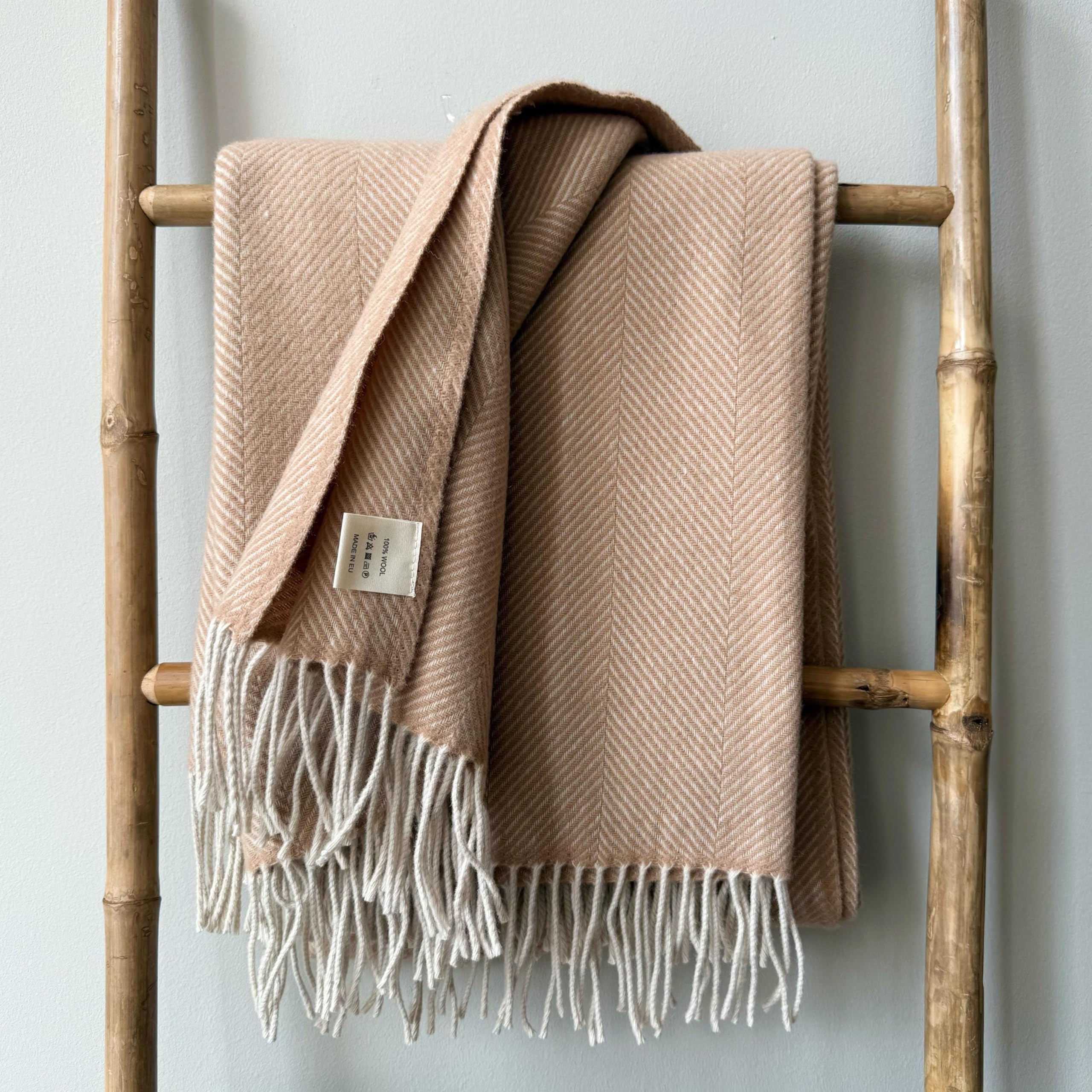JOWOLLINA X WoolOnly Couverture en laine avec franges naturelles 130 x 180 cm Motif chevrons (Camel)