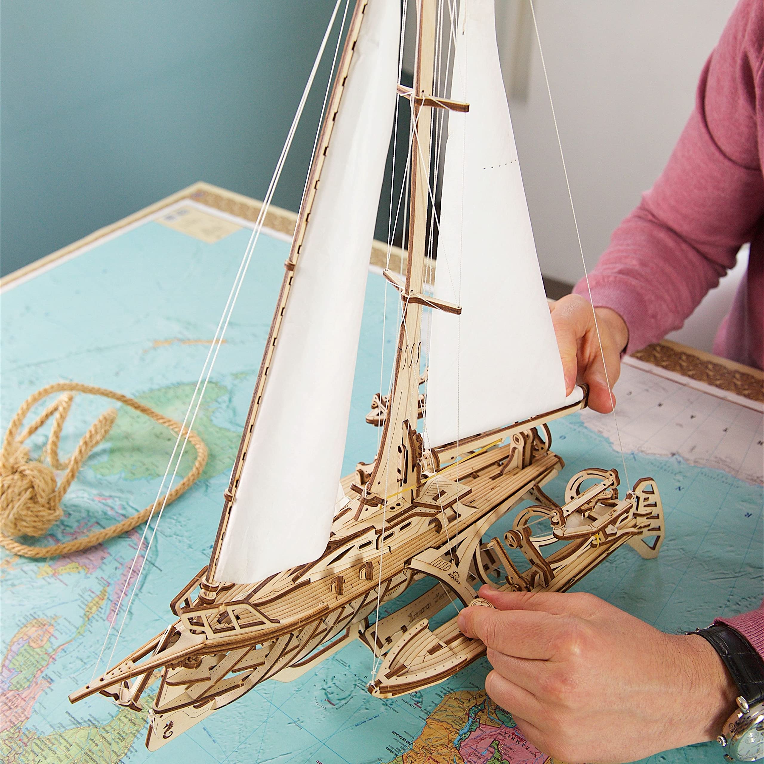 UGEARS Trimaran Merihobus to 3D układanka dla dorosłych - zestaw drewnianego żaglowca - zestawy rzemieślnicze dla dorosłych - duże zestawy modeli - zestaw do budowy z drewna
