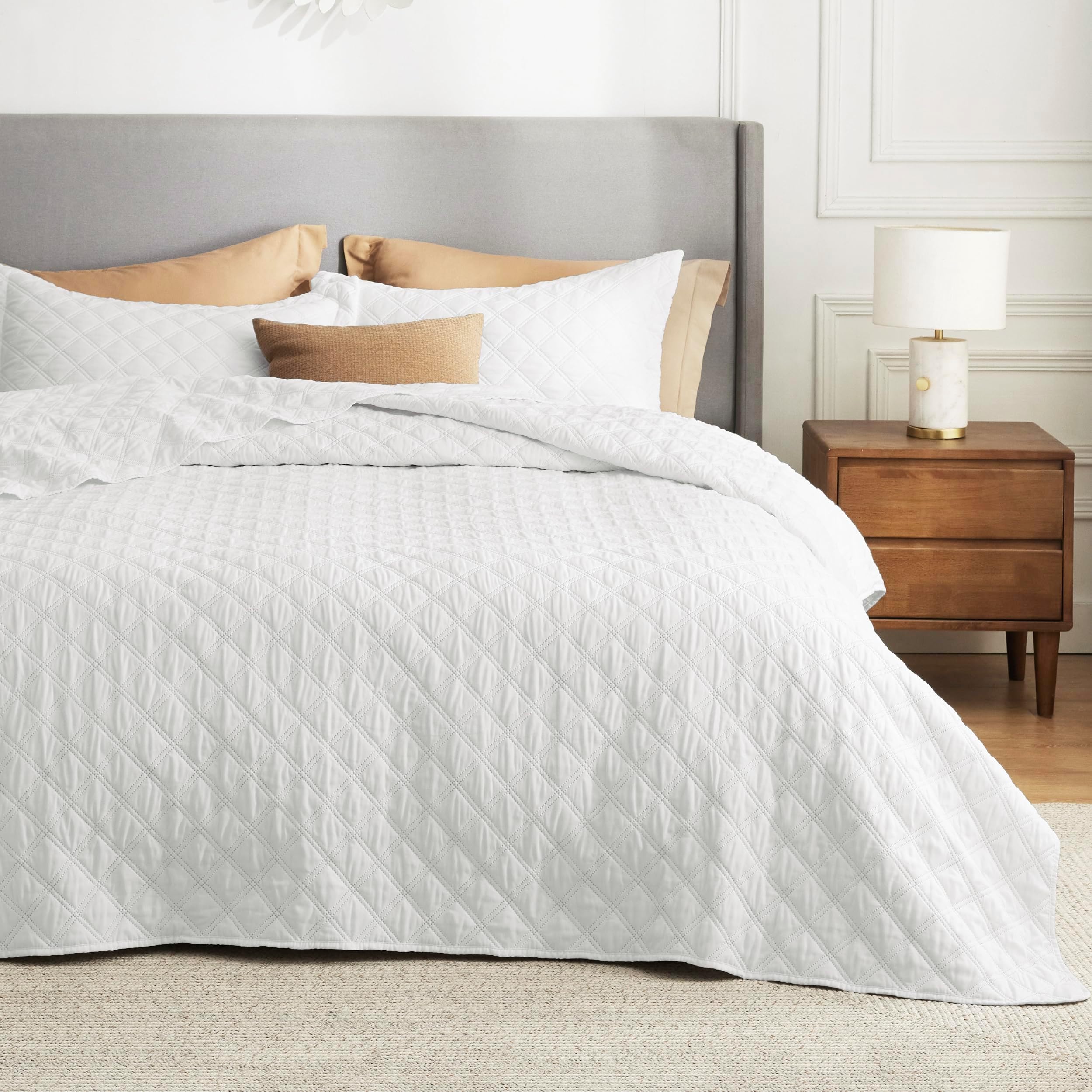 Bedsure Quilts Queen Size - Soft Ultrasonic Queen Quilt Bedding Set - White Bedspread Coverlet - Lightweight Comforter Set for All Seasons (Includes 2 Pillow Shams)
