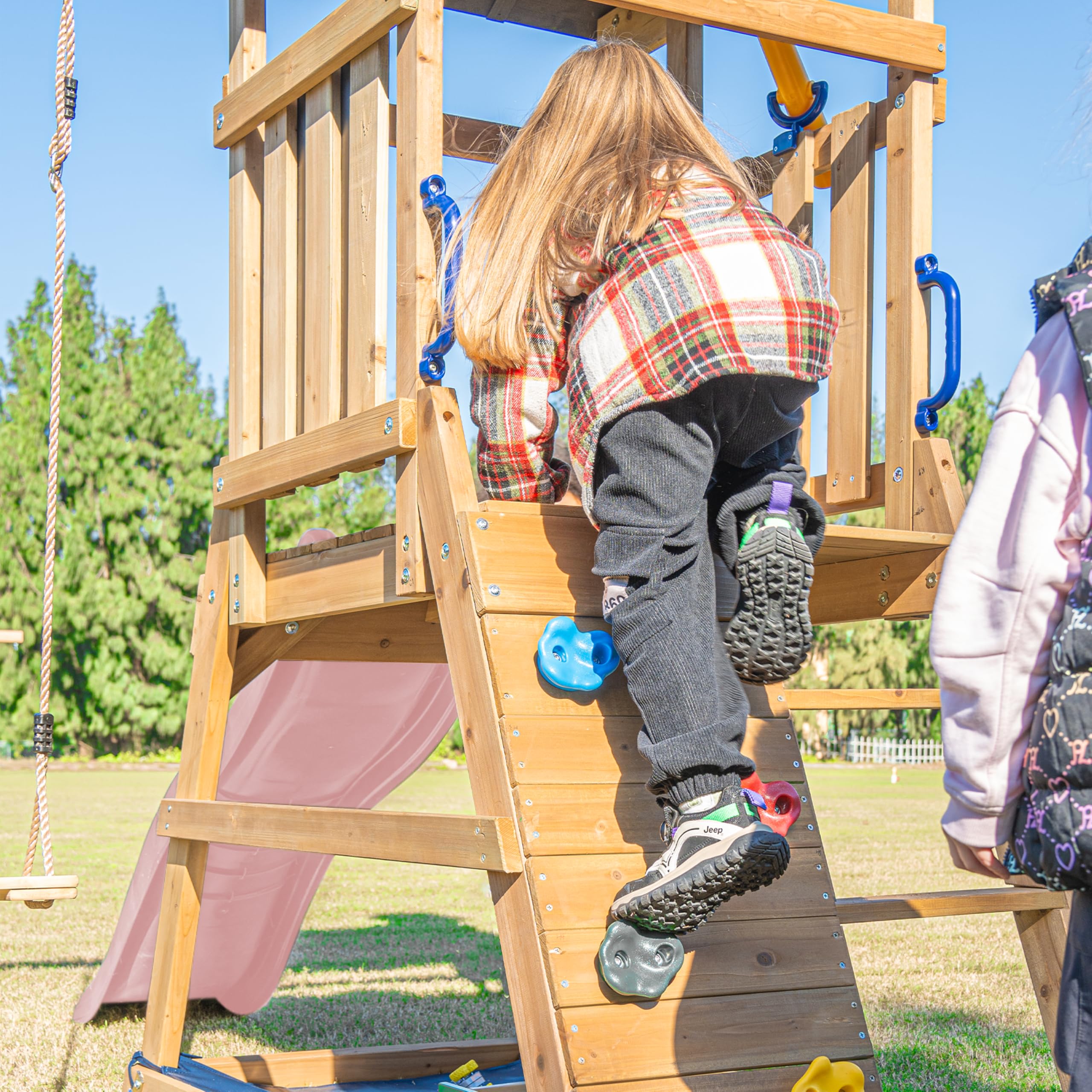 AXI Mia Casetta per bambini in legno con 2 altalene, scivolo Rosa pastello/Parco giochi all'aperto, recinto per la sabbia, parete per arrampicarsi | Portico altalena/Giochi in legno all'aperto