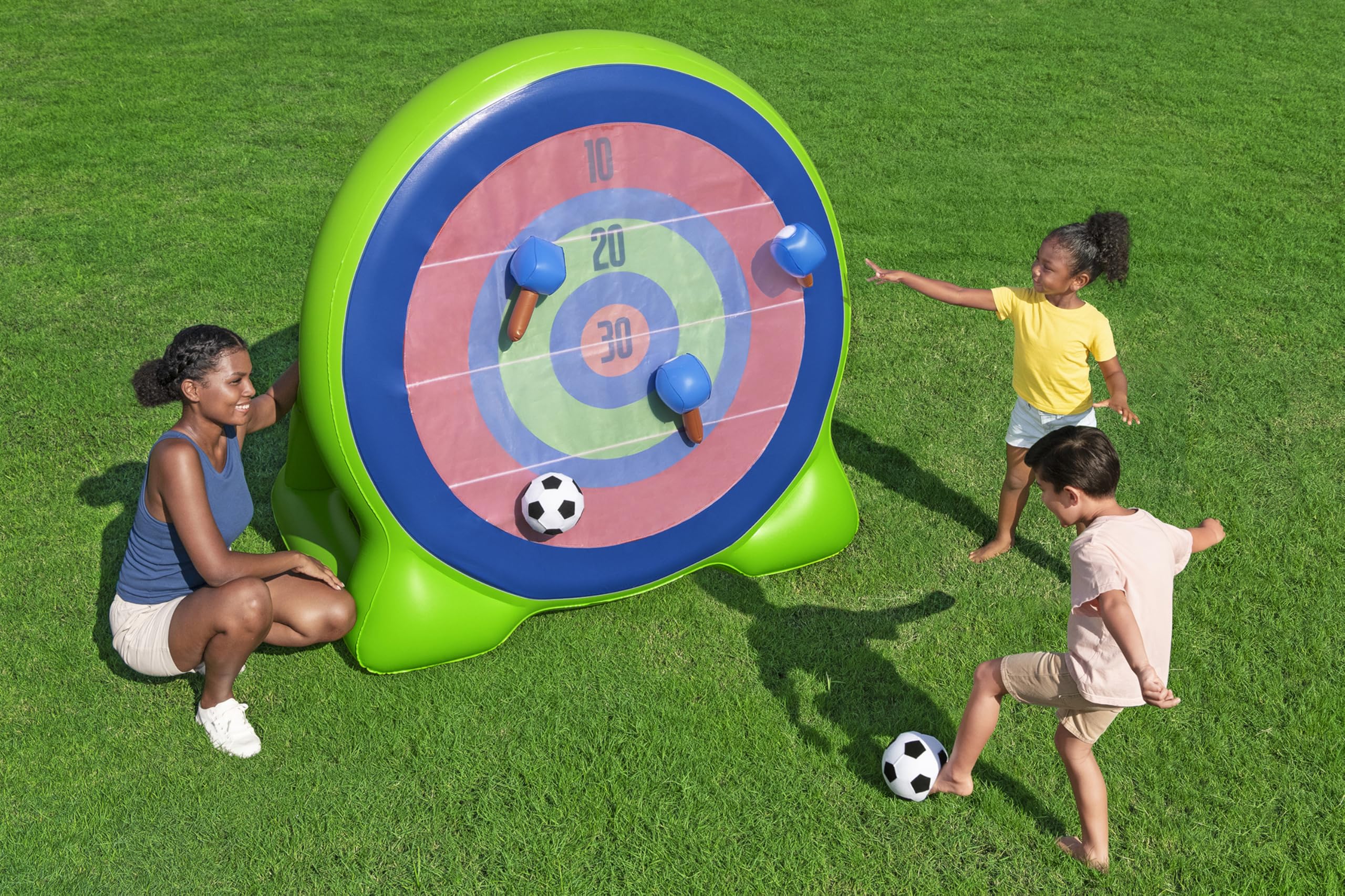 Bestway Fußball-Dartscheibe Backyard Bullseye 157x107x157 cm – Aufblasbares Outdoor Wurfspiel mit Klett-Fußball & Axtwurf, stabile Wasserkammer, Robustes PVC, inkl. 2 Fußbälle + 2 Äxte, ab 6 Jahre