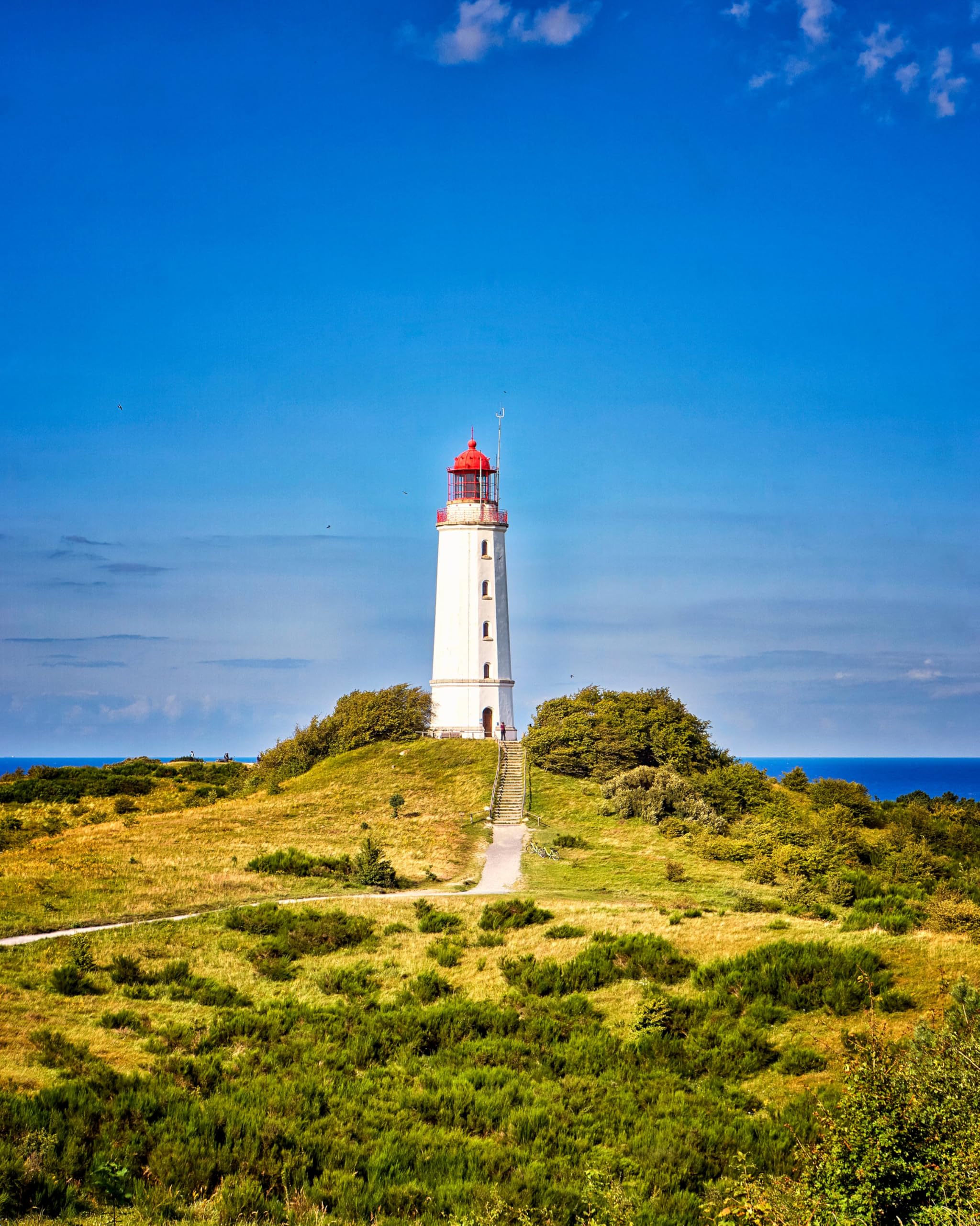 Immagine poster 70 x 90 cm: vista classica del famoso faro Dornbusch sulla bellissima isola di Hiddensee in estate, Mar Baltico, Meclemburgo-Pomerania Anteriore (110765856)