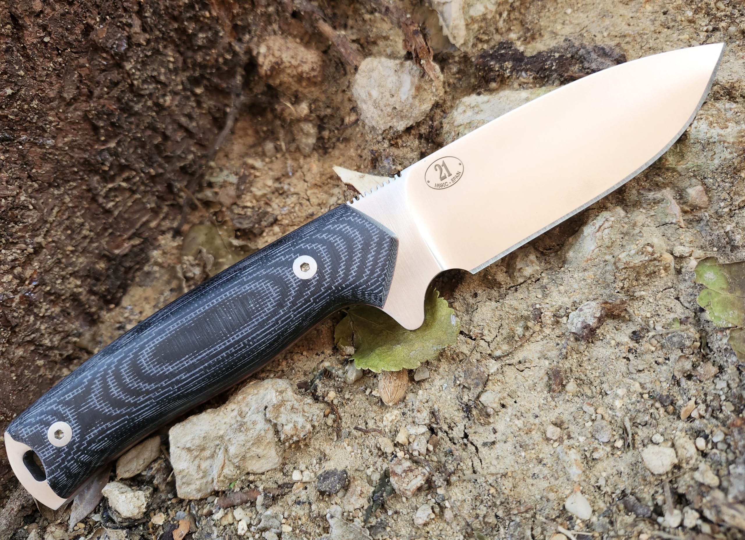 JEO-TEC Nº21 Nóż Bushcraft, nóż do paska na zewnątrz, nóż myśliwski, nóż survivalowy wielofunkcyjny , stałe ostrze, BÖHLER N690C, z naturalna skorzana osłona + krzesiwo + ostrzalka do noży , recznie robiony w Hiszpanii