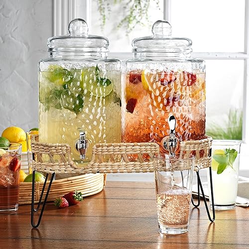 Dispensadores de bebidas martilladas de vidrio transparente con doble hielo en soporte de metal de mimbre de 1.5 galones cada jarra Mason para