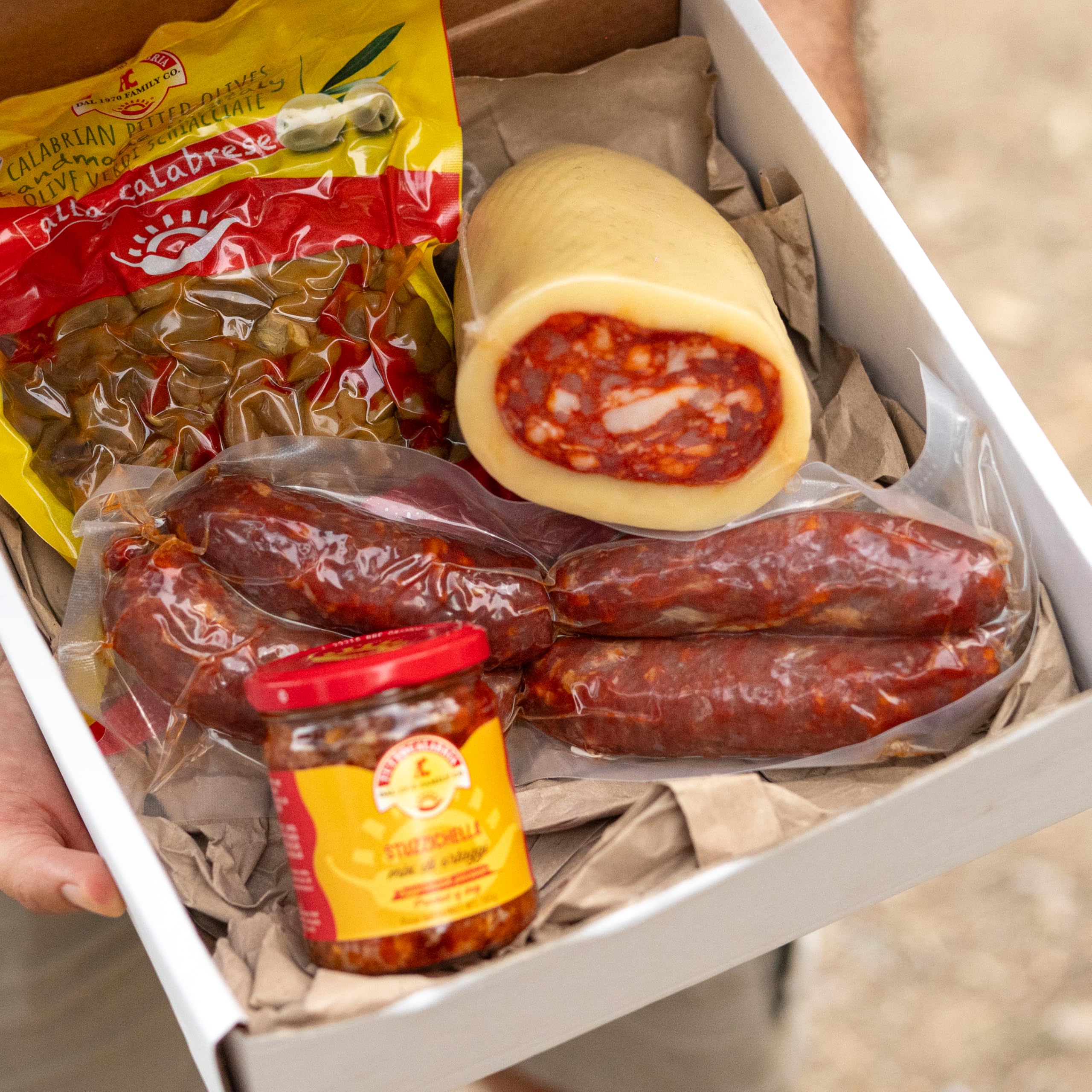 Box Cadeau Apéritif: Stuzzichella, Olives Écrasées, Sop Provola, Saucisse - Explorez les Authentiques Délices Calabrais pour des Moments de Convivialité - Saveurs Méditerranéennes