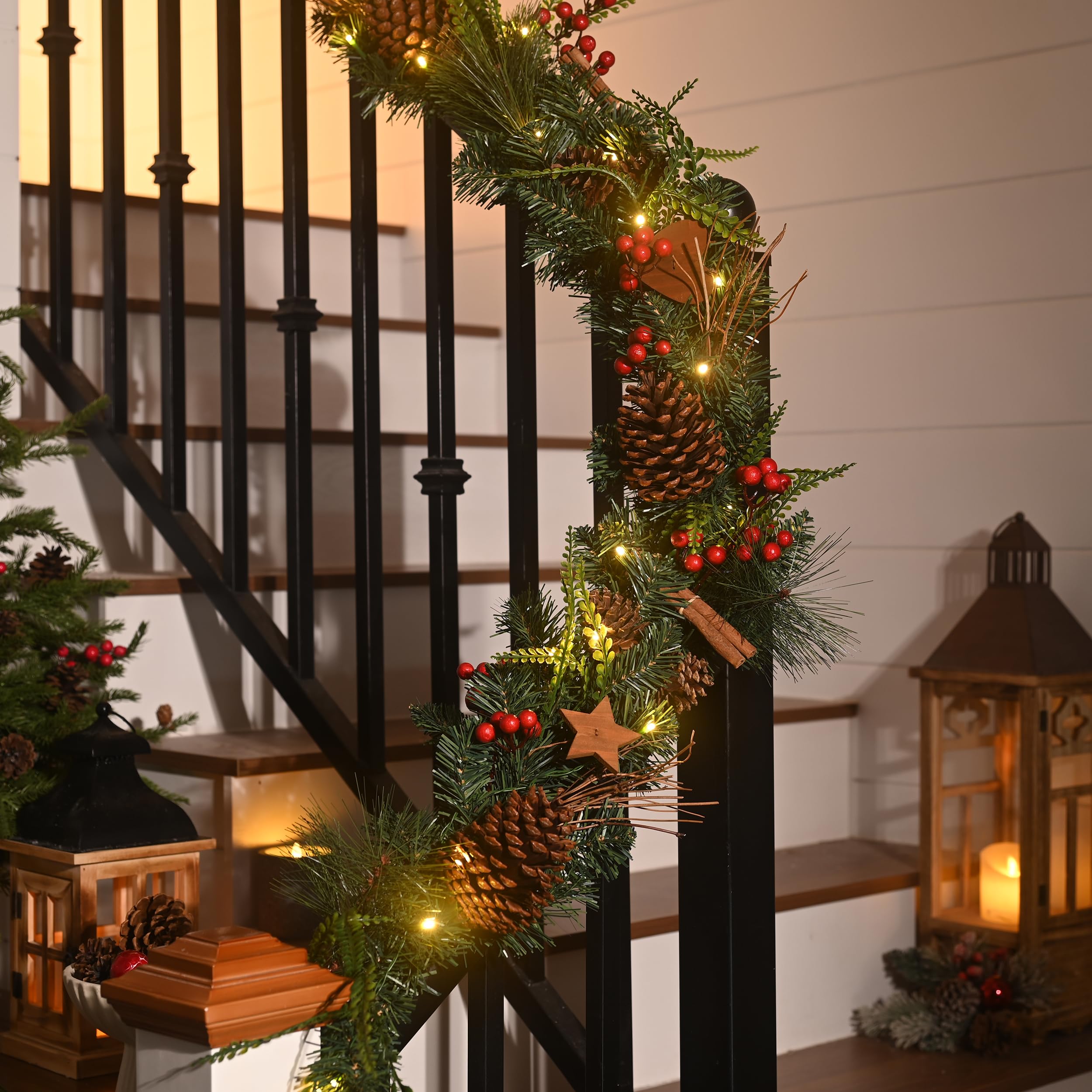 Valery Madelyn EG0202-0113 Guirlande de Noël en plastique avec 20 LED éclairées à piles - Décoration de Noël avec fonction minuterie - Guirlande d'étoiles en bois pour l'extérieur - Vert et rouge