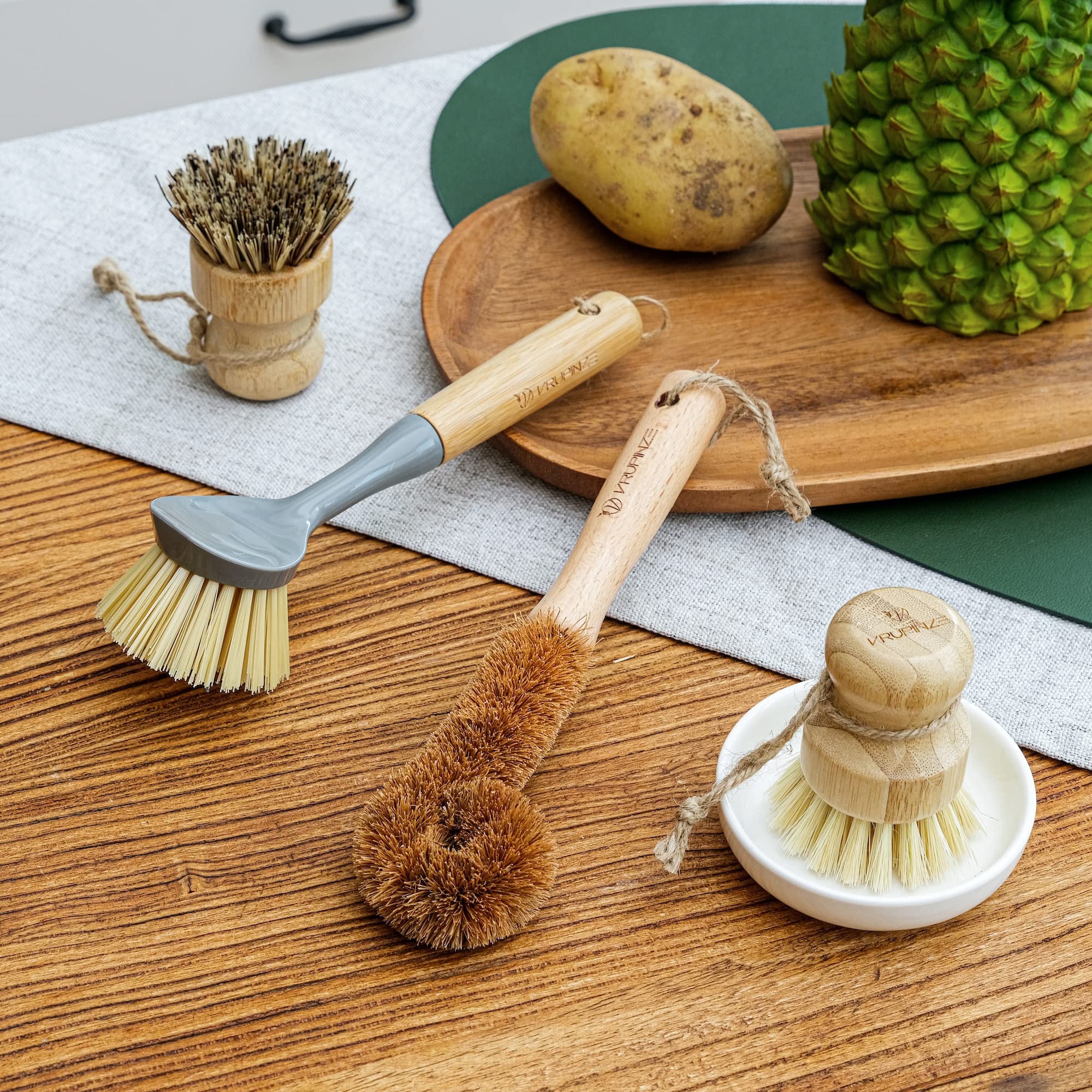 Naturalna bambusowa szczotka do mycia naczyń, zestaw 4-częściowy, z ceramicznym dozownikiem mydła - drewniane szczotki do mycia naczyń z solidnymi uchwytami do czyszczenia naczyń, garnków, patelni, zestawu upominkowego
