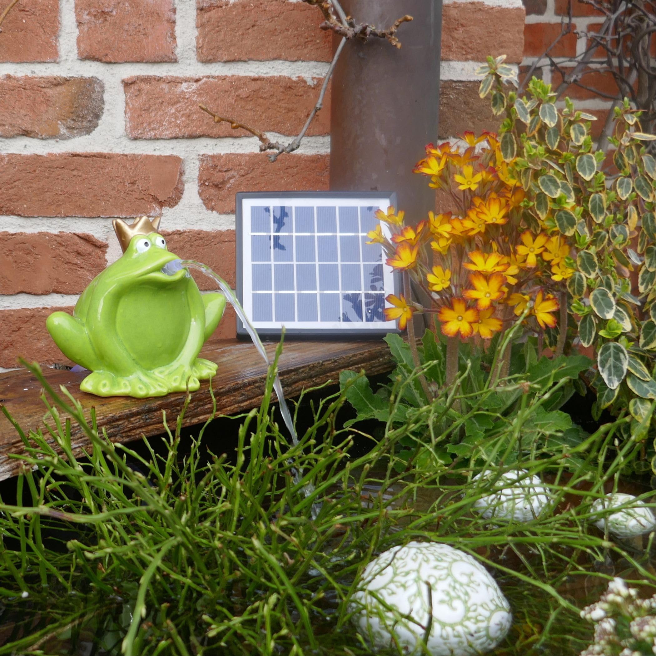 Storm's Gartenzaubereien Wasserspeier Solar mit Pumpe Frosch 12cm Keramik für Miniteich - Balkon und Terrasse