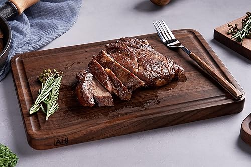 Miniatura 2 de AZRHOM Tabla de cortar pequeña de madera de nogal para cocina de 12 x 8 pulgadas (caja de regalo) con asas de ranura para jugo, alfombrillas
