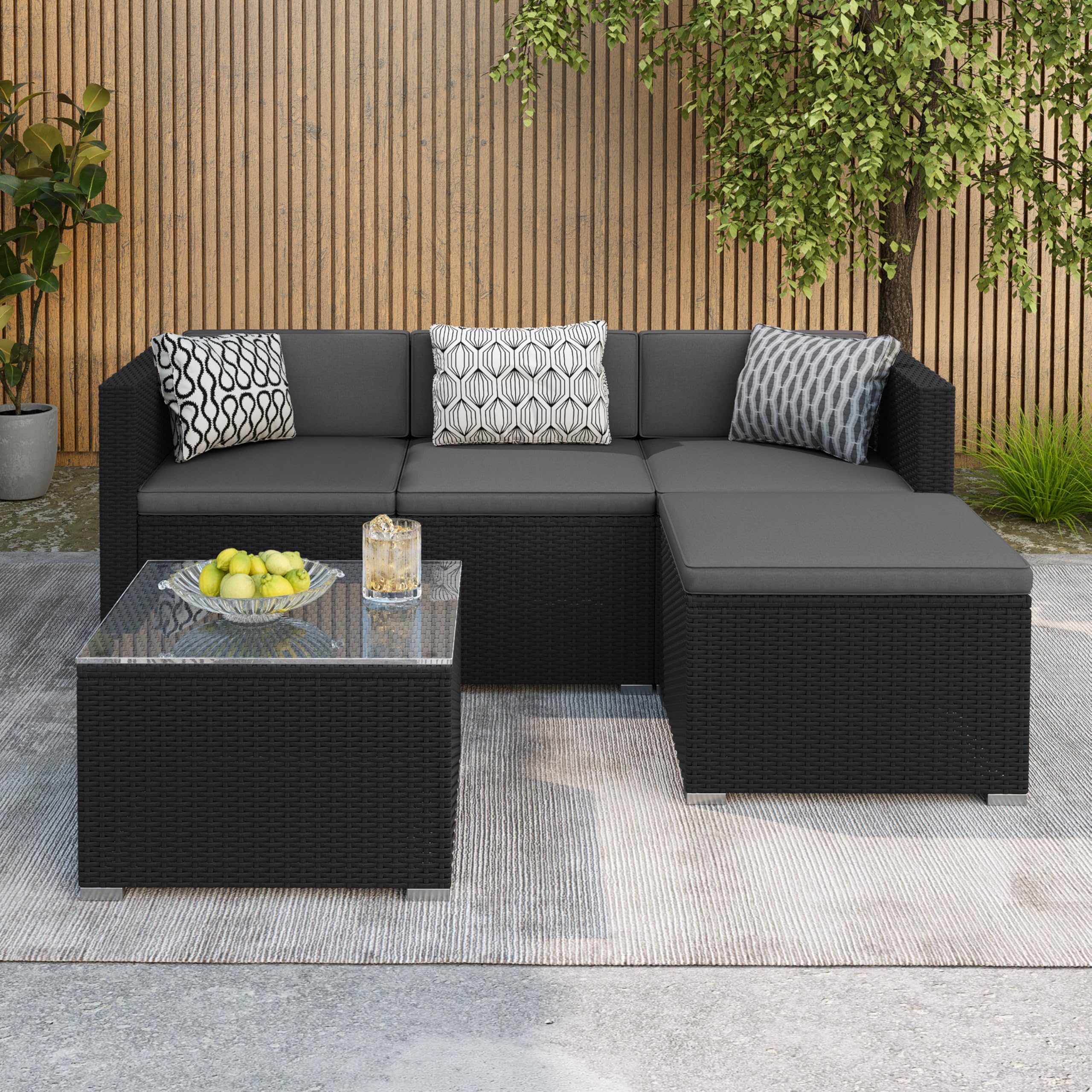 Abician 5 Pièces Salon de Jardin Exterieur en Polyrotin, 4 Personnes Ensemble Mobilier avec 3 Canapés Modulables, 1 Table Basse en Verre Trempé et 1 Ottomane pour Bistro Patio Terrasse Noir/Gris