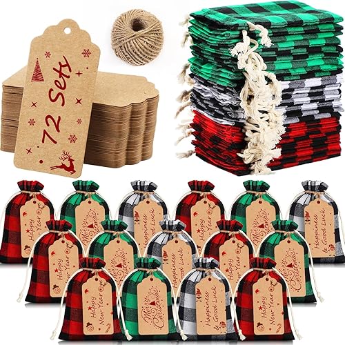 Outus Bolsas de Navidad con cordón de 4 x 5.5 pulgadas, bolsa de regalo a cuadros a cuadros, bolsas de arpillera con cordón con etiquetas y cuerda