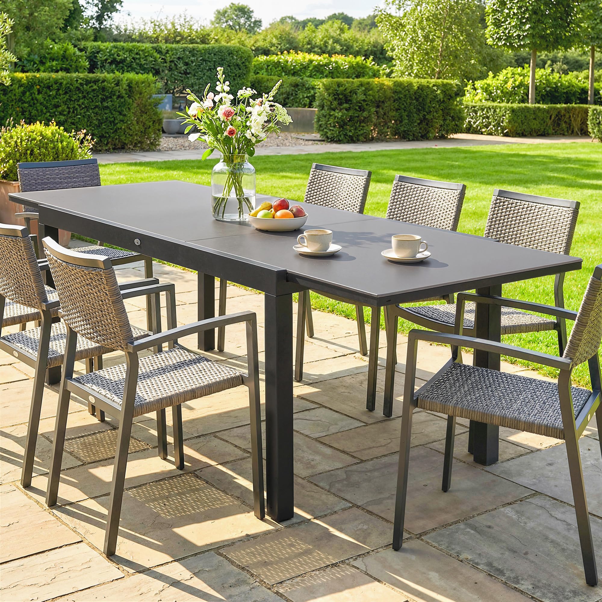 Outsunny Tavolo da Giardino Allungabile per 8-10 Persone 140/240x90 cm, Tavolo da Pranzo Estensibile Rettangolare con Piano in Vetro Temperato, Tavolo da Esterno per Patio Terrazzo Balcone, Nero
