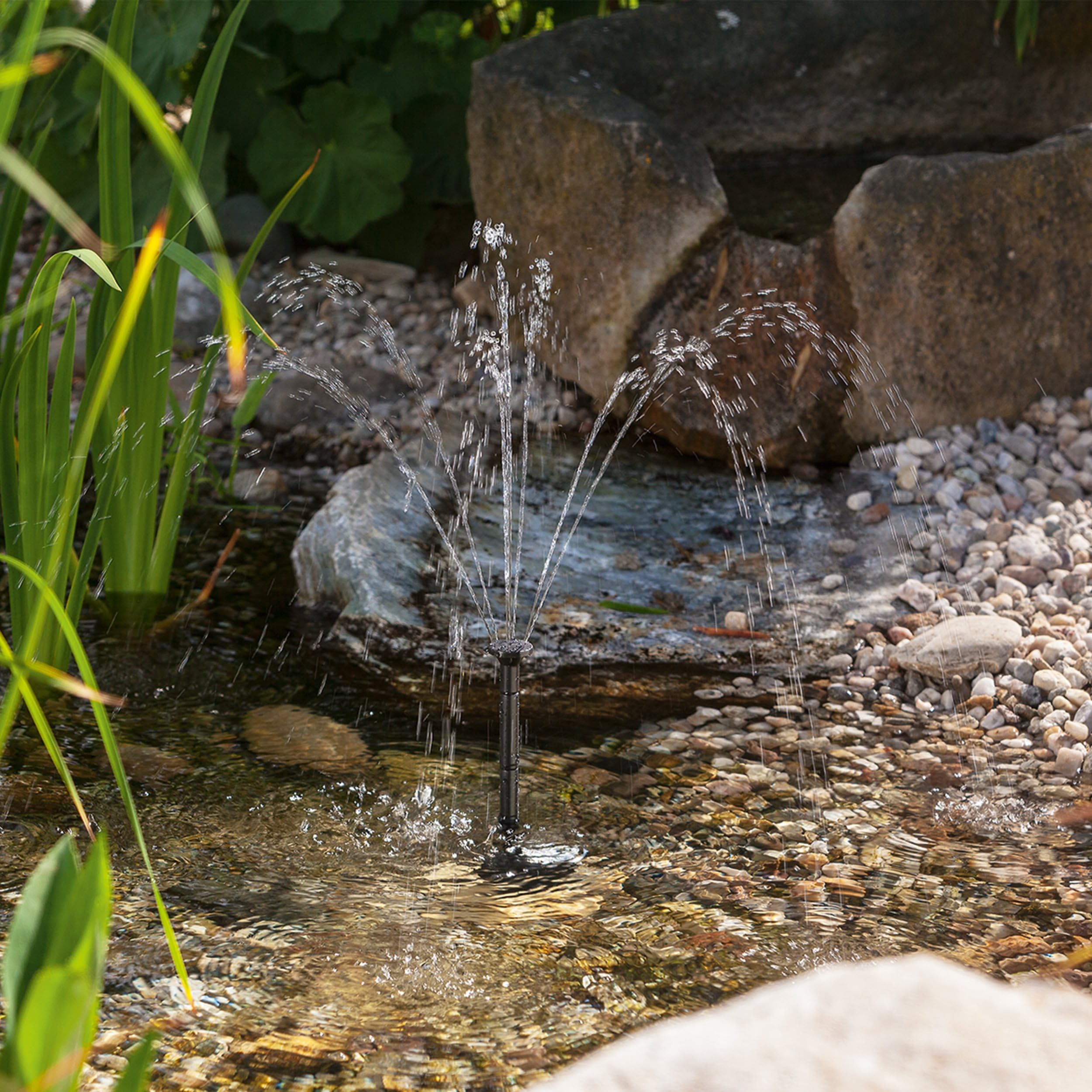 esotec Solar Teichpumpenset mit Akku 6/230 LiFePO4, Solar Teichpumpe 230 l/h 6,4 VDC, Wasserspiel Springbrunnen IP68 außen 101933